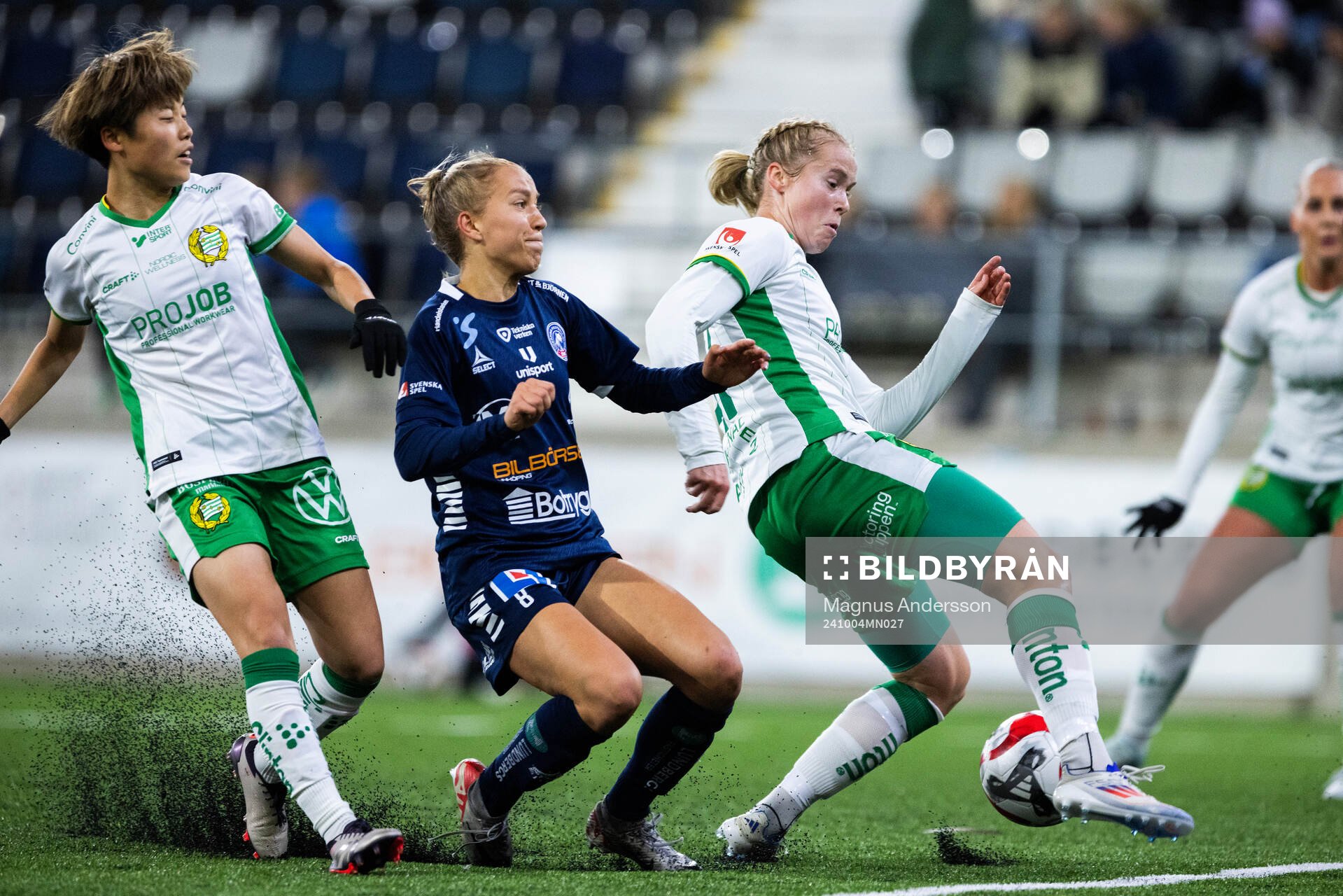 Linköpings Sara Eriksson och Hammarbys Julie Blakstad under fotbollsmatchen i Damallsvenskan mellan Linköping och Hammarby den 4 oktober 2024 i Linköping.