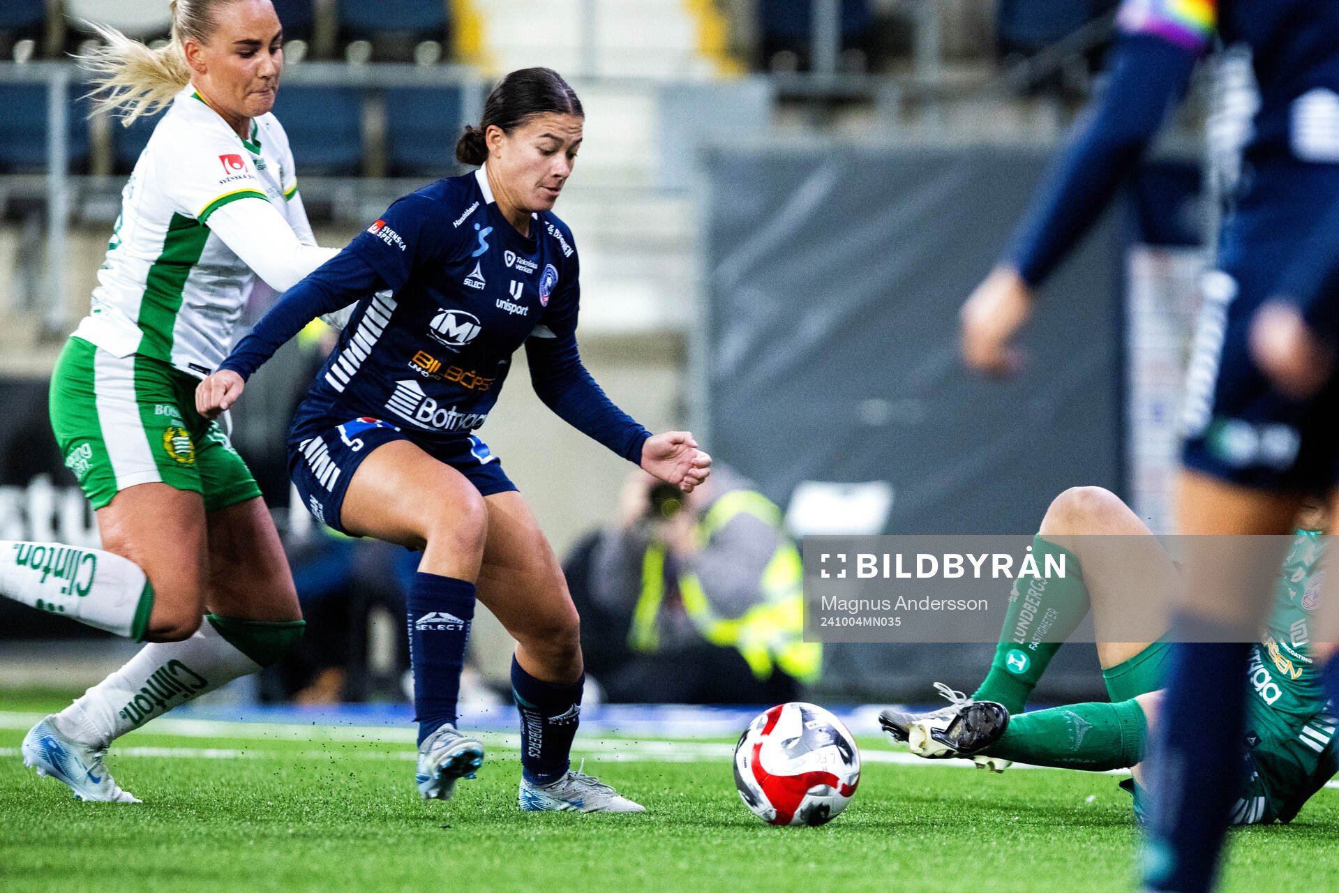 Hammarbys Cathinka Tandberg och Linköpings Angela Beard under fotbollsmatchen i Damallsvenskan mellan Linköping och Hammarby den 4 oktober 2024 i Linköping.