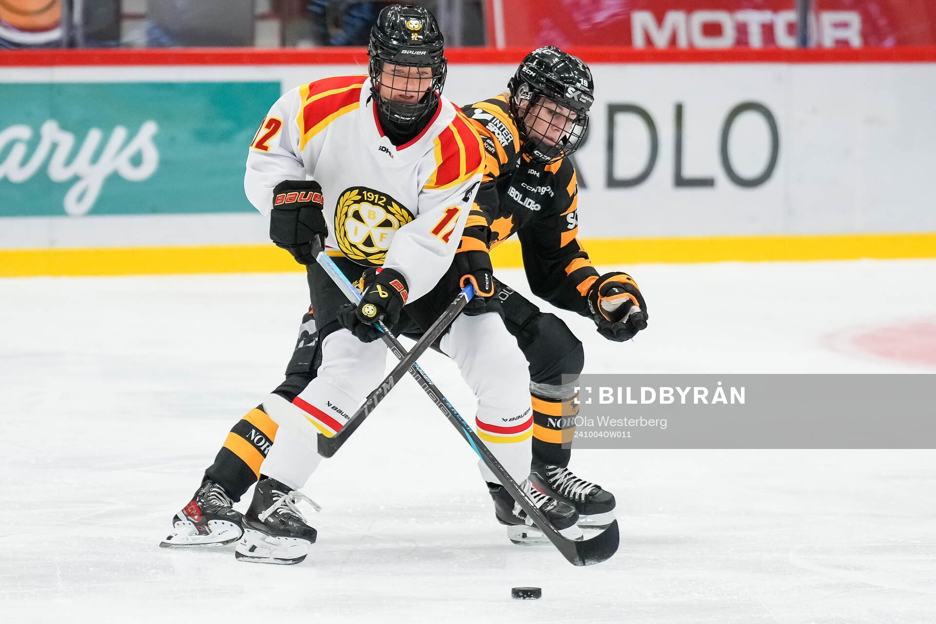 Brynäs Mina Waxin och Skellefteås Jenna Pirttijärvi