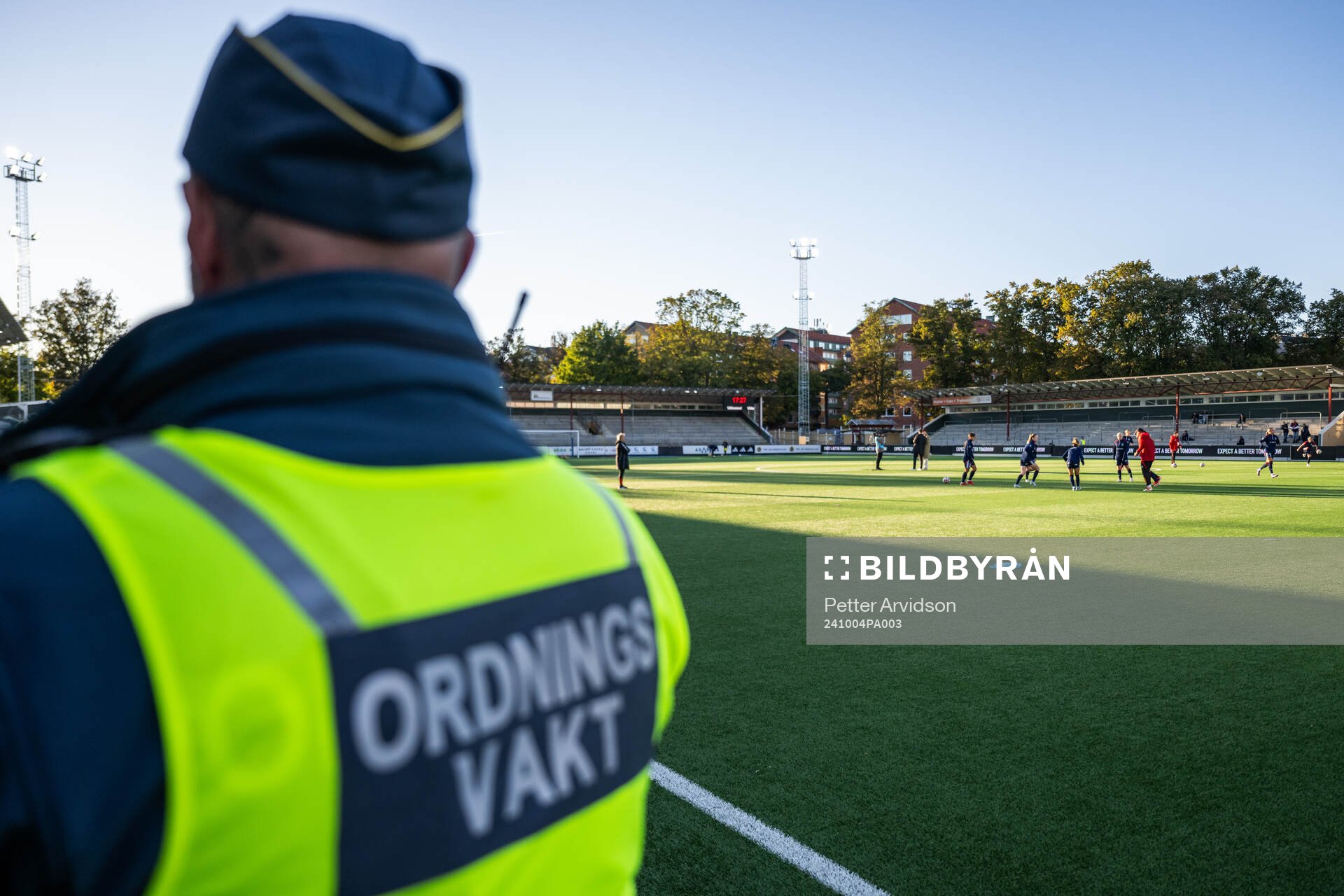 FC Rosengårds spelare värmer upp medan en ordningsvakt står vid sidlinjen inför fotbollsmatchen i Damallsvenskan mellan FC Rosengård och Kristianstad den 4 oktober 2024 i Malmö.