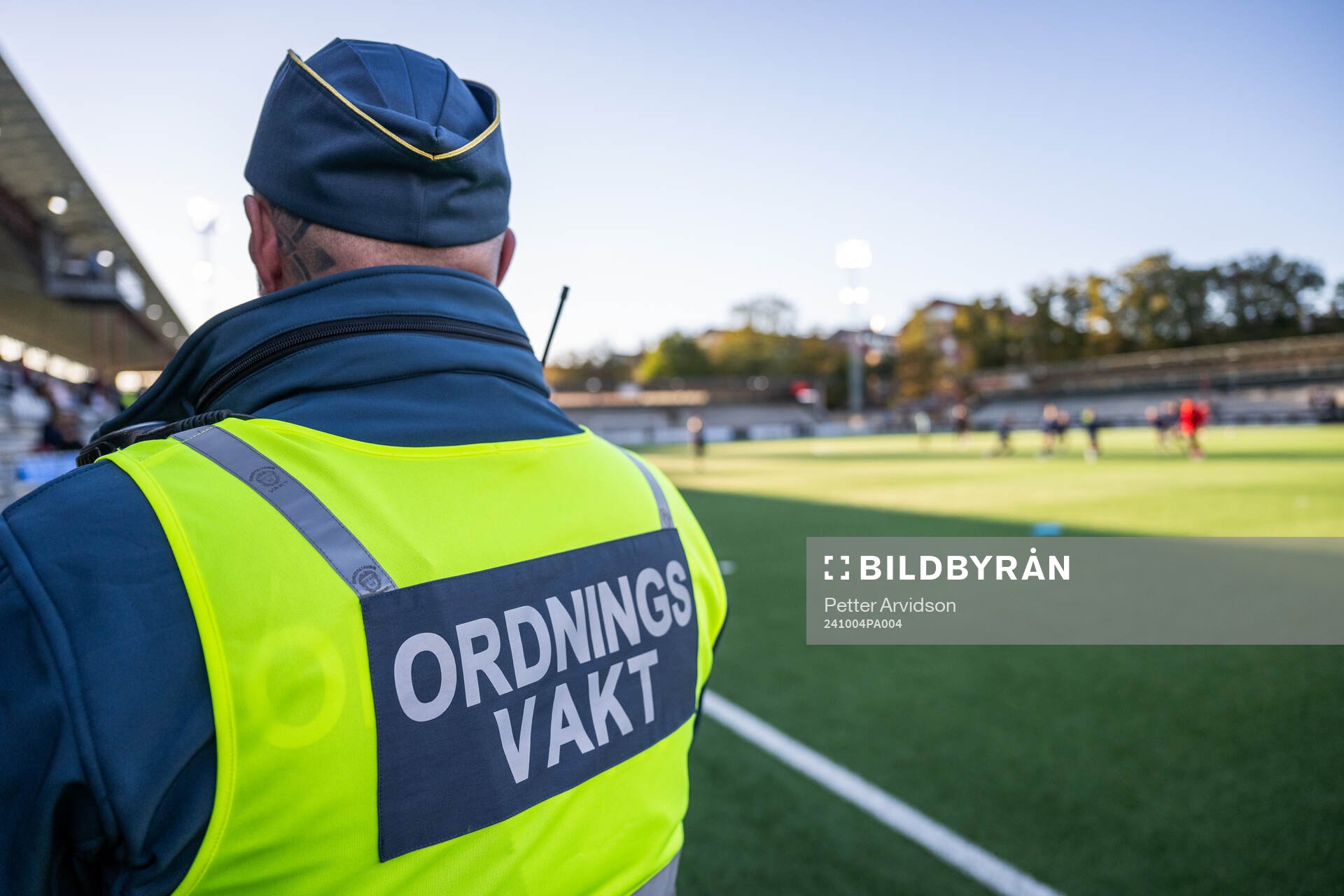 FC Rosengårds spelare värmer upp medan en ordningsvakt