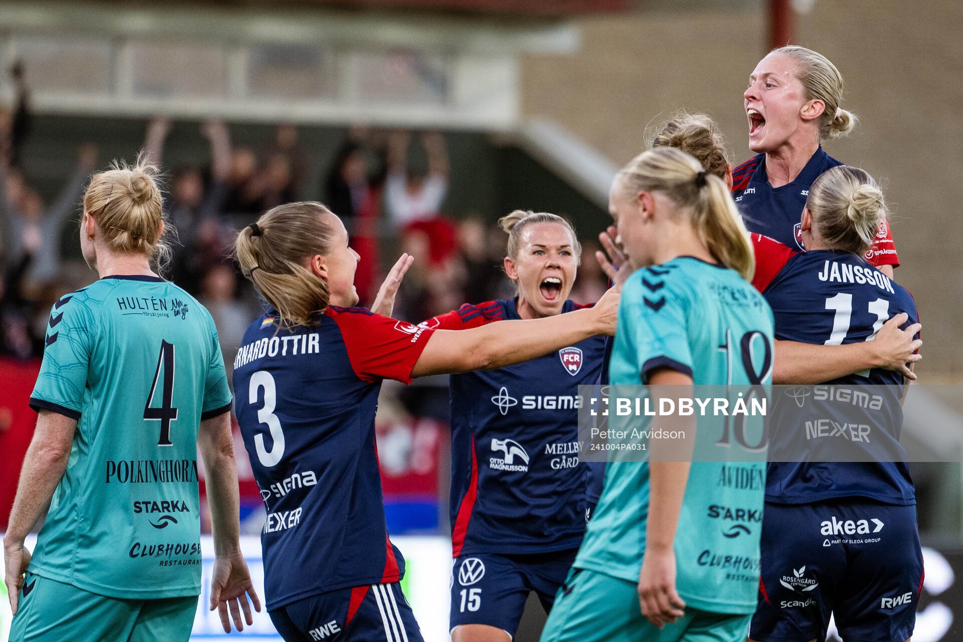 FC Rosengårds Rebecca Knaak jublar med Jessica Wik och