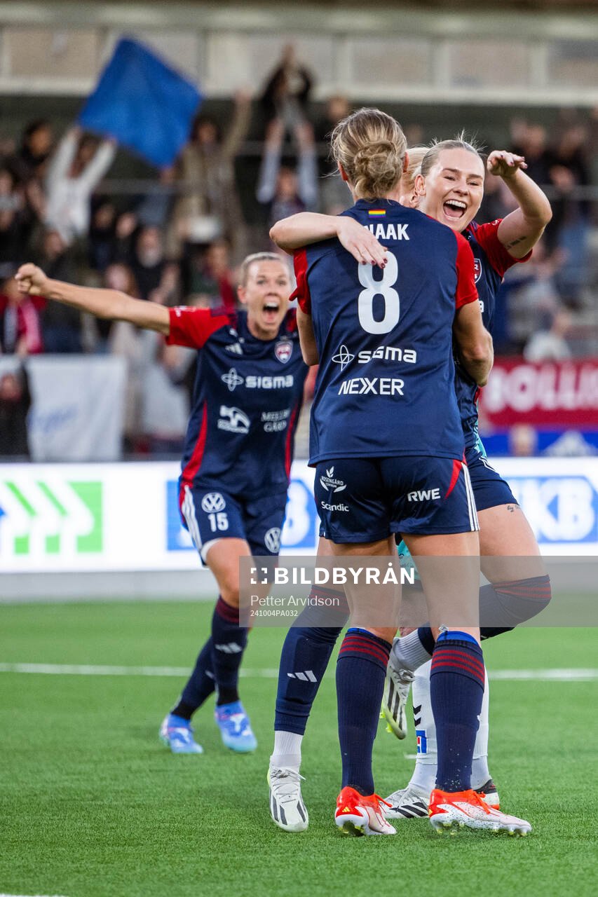 FC Rosengårds Rebecca Knaak jublar med Emma Jansson