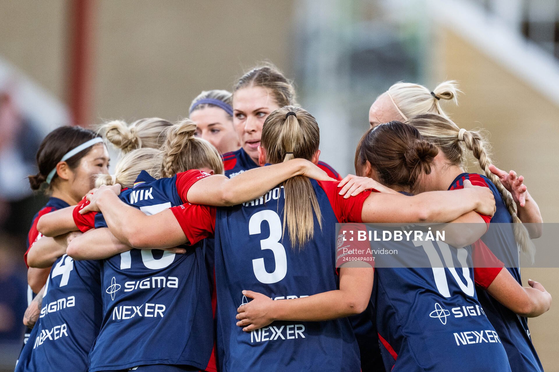 FC Rosengårds Rebecca Knaak jublar med lagkamrater