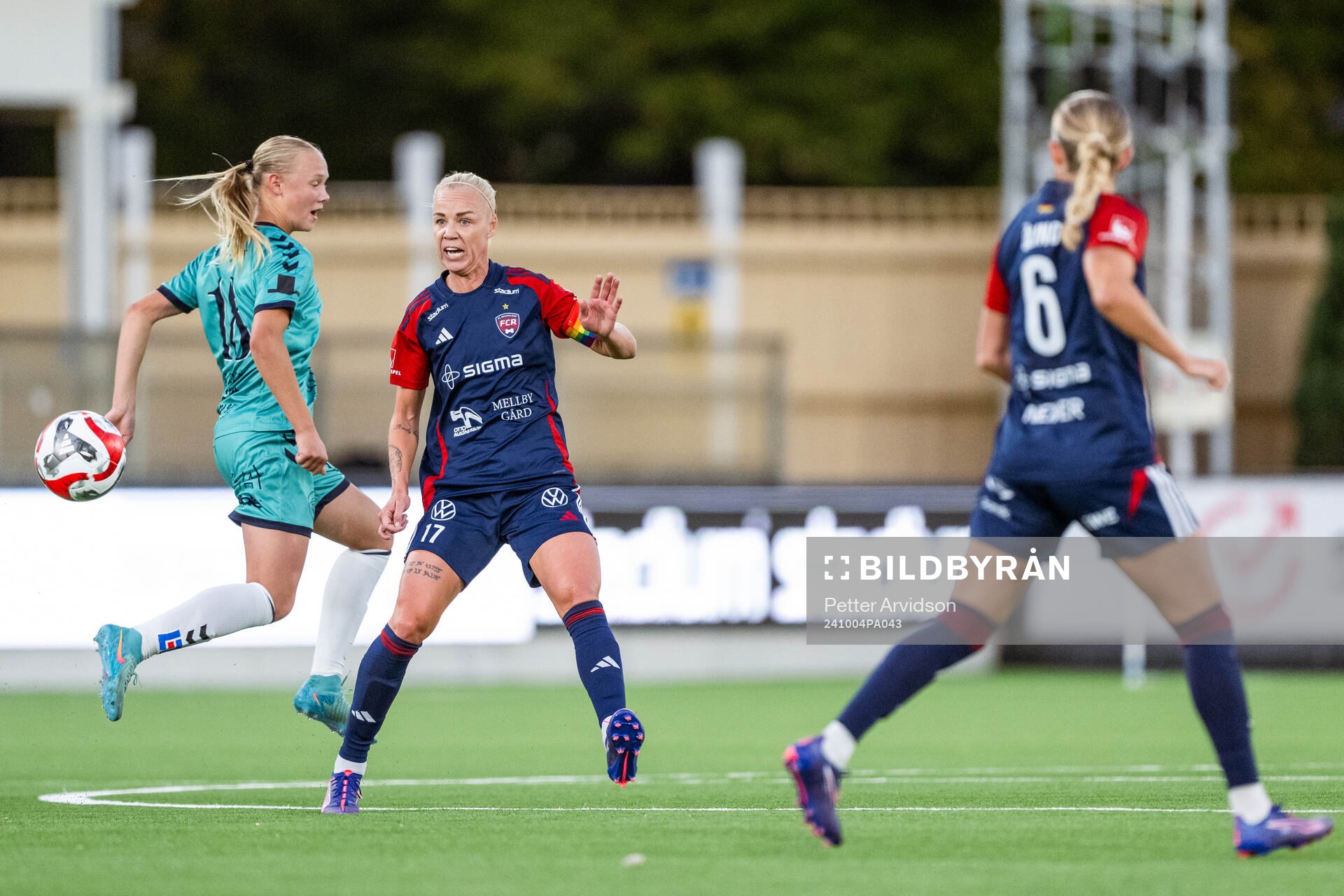 Kristianstads Filippa Andersson Widén och FC Rosengårds Caroline Seger under fotbollsmatchen i Damallsvenskan mellan FC Rosengård och Kristianstad den 4 oktober 2024 i Malmö.