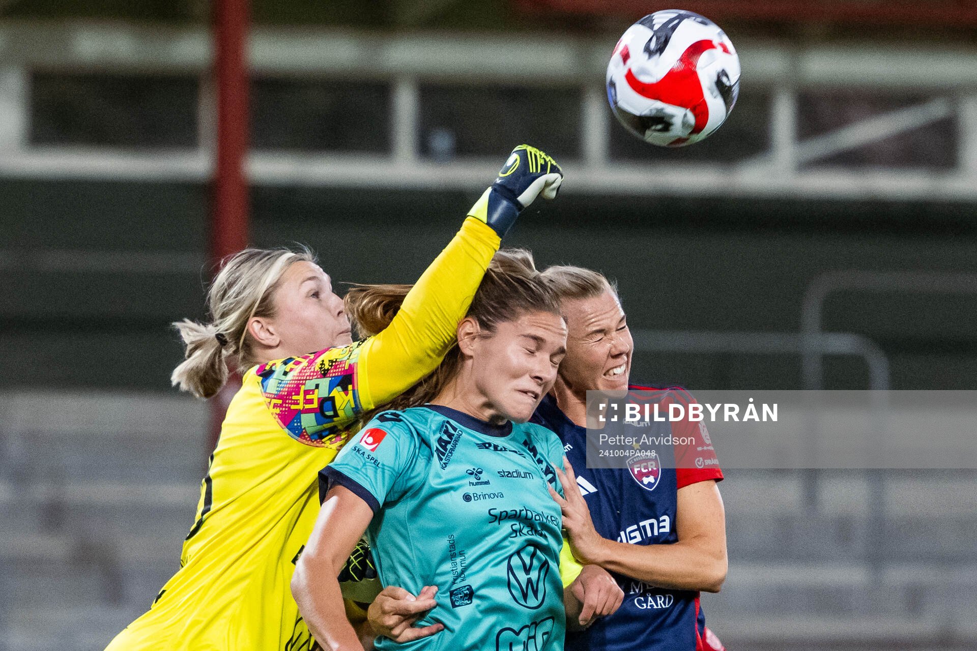 Kristianstads målvakt Moa Olsson och Carly Wickenheiser i