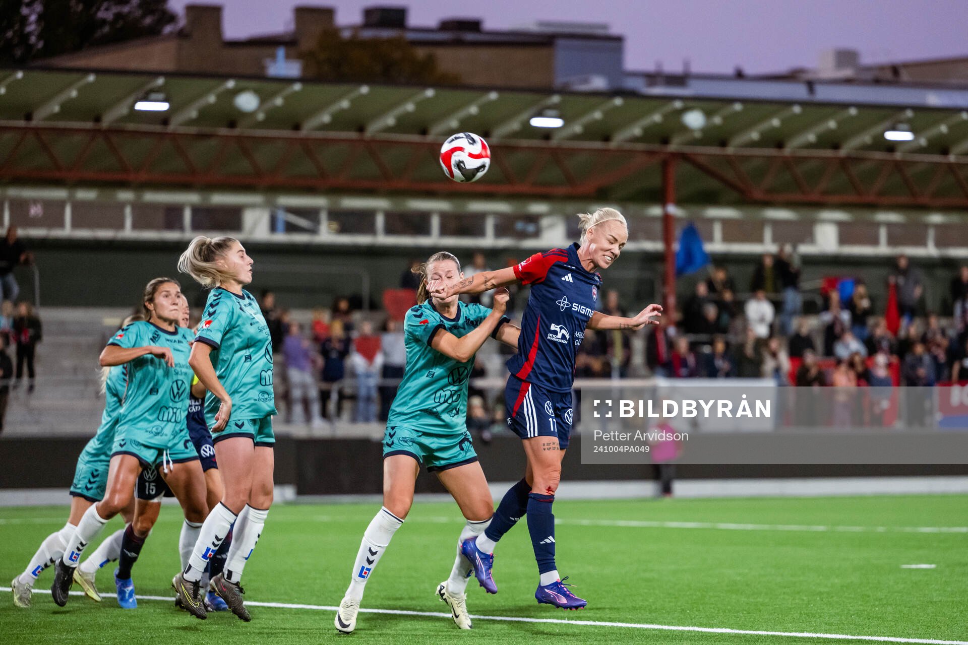 Kristianstads Sofia Reidy och FC Rosengårds Caroline Seger