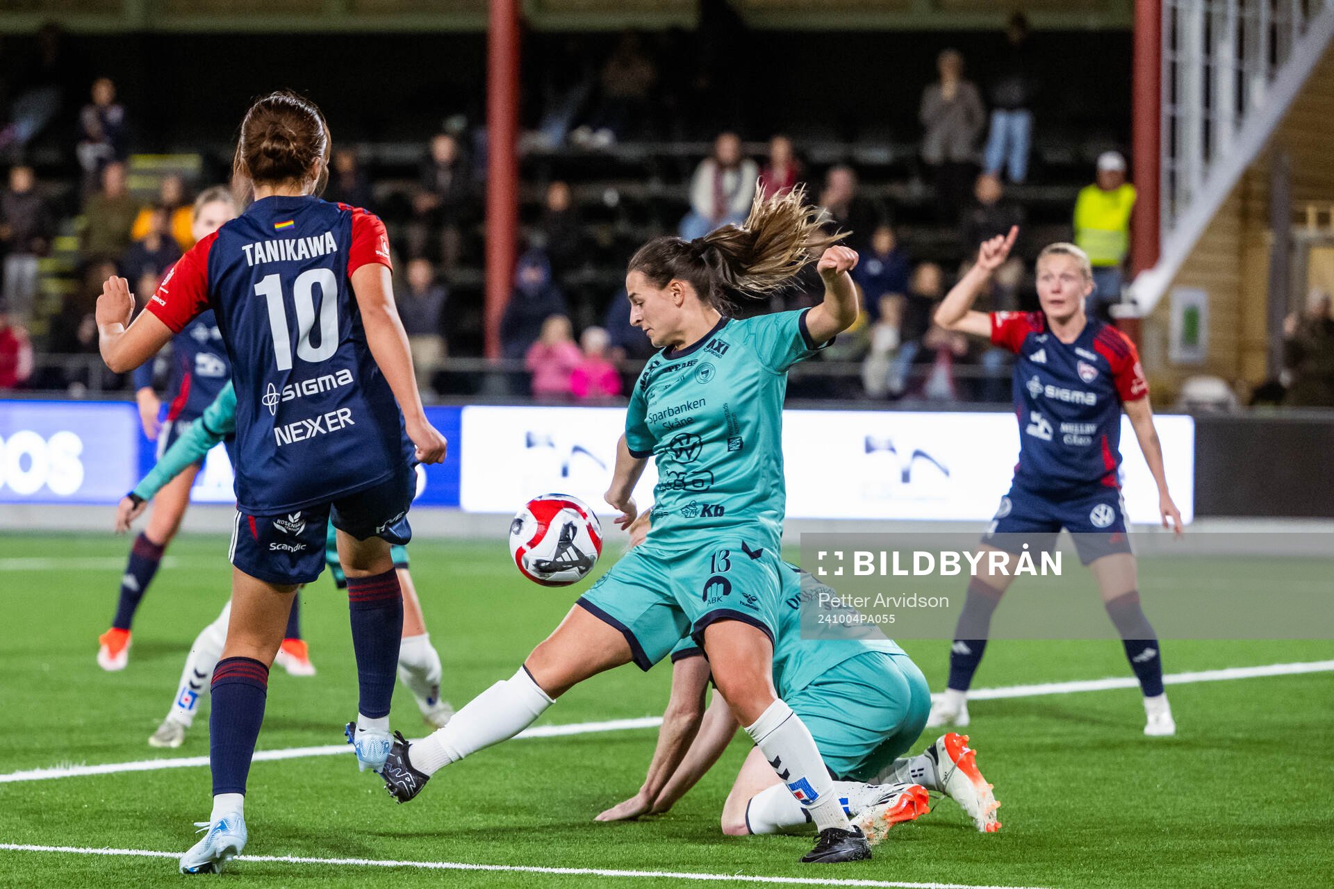 FC Rosengårds Momoko Tanikawa skjuter på Kristianstads