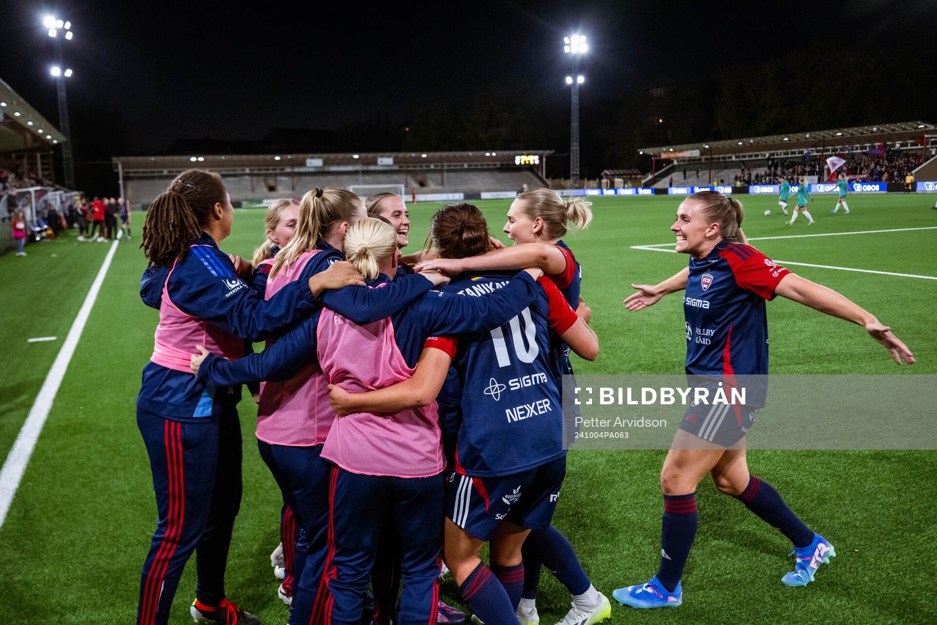 FC Rosengårds Rebecca Knaak jublar med lagkamrater