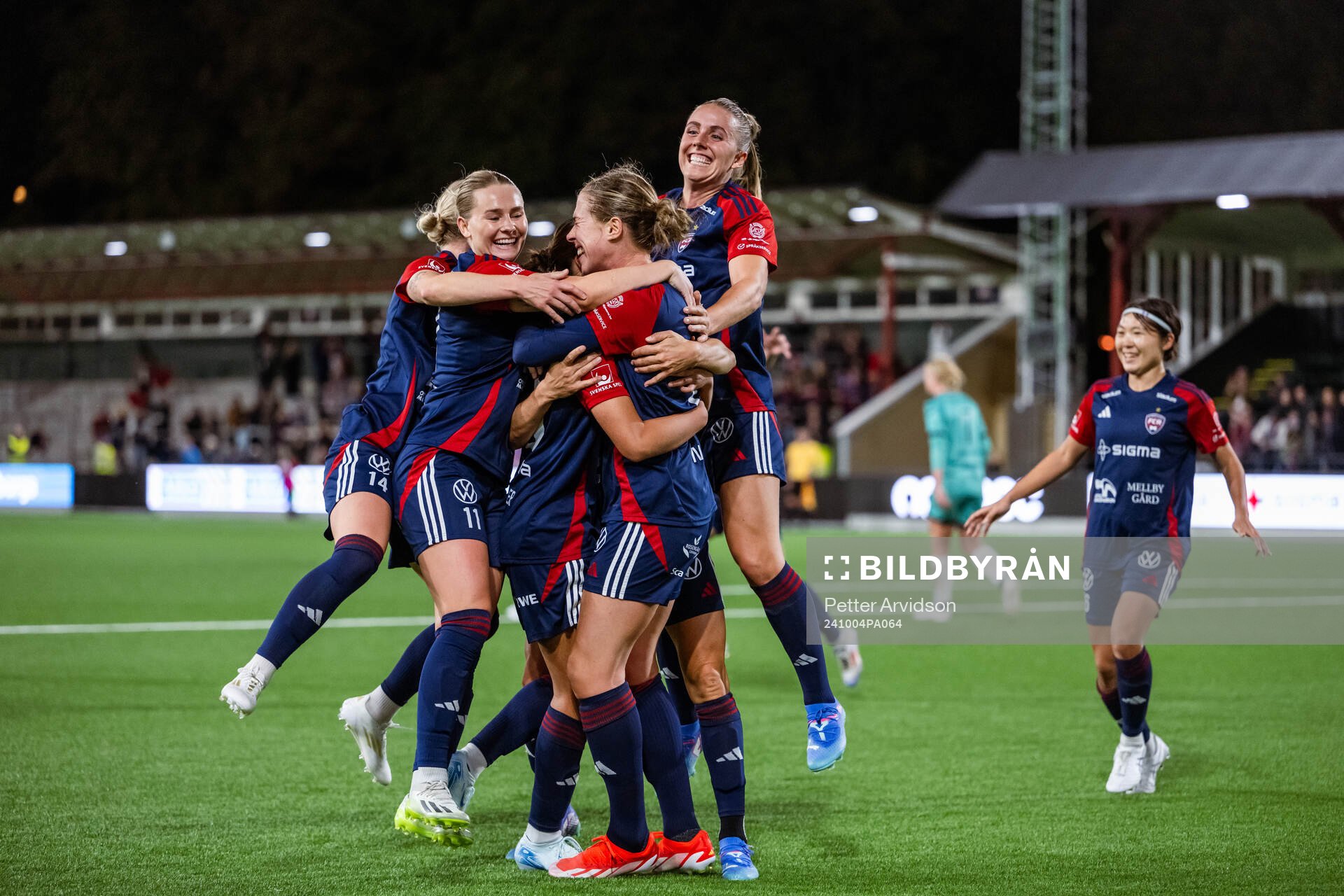 FC Rosengårds Rebecca Knaak jublar med Emma Jansson och