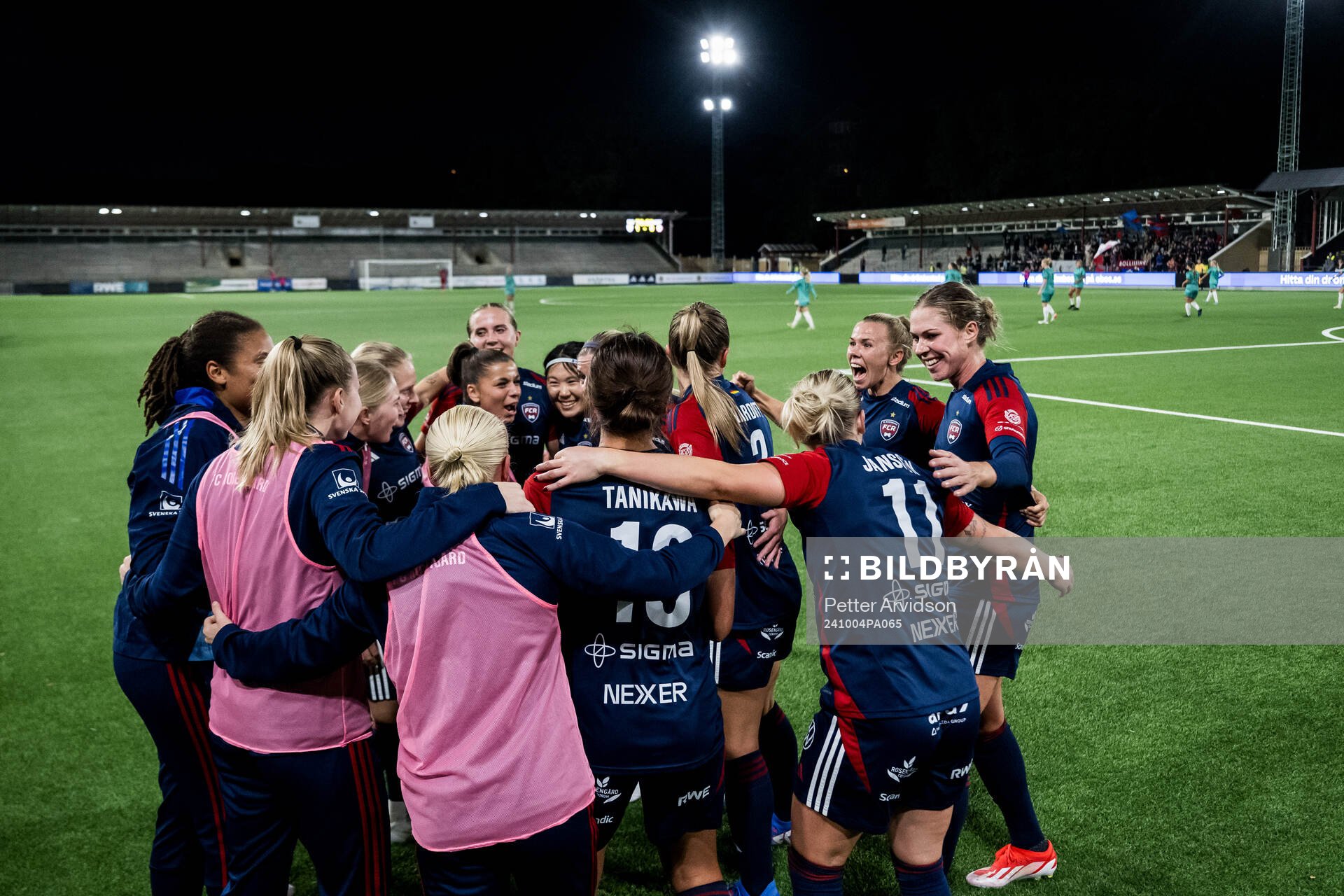 FC Rosengårds Rebecca Knaak jublar med lagkamrater
