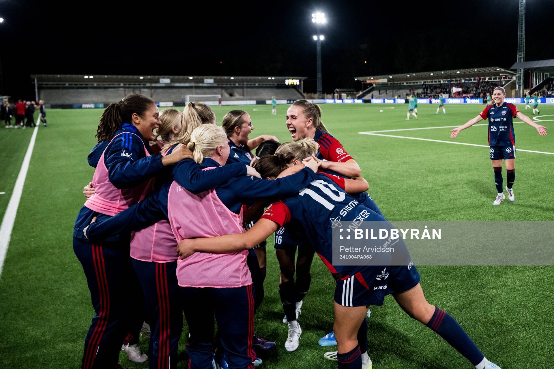 FC Rosengårds Gudrun Arnardottir jublar med lagkamrater