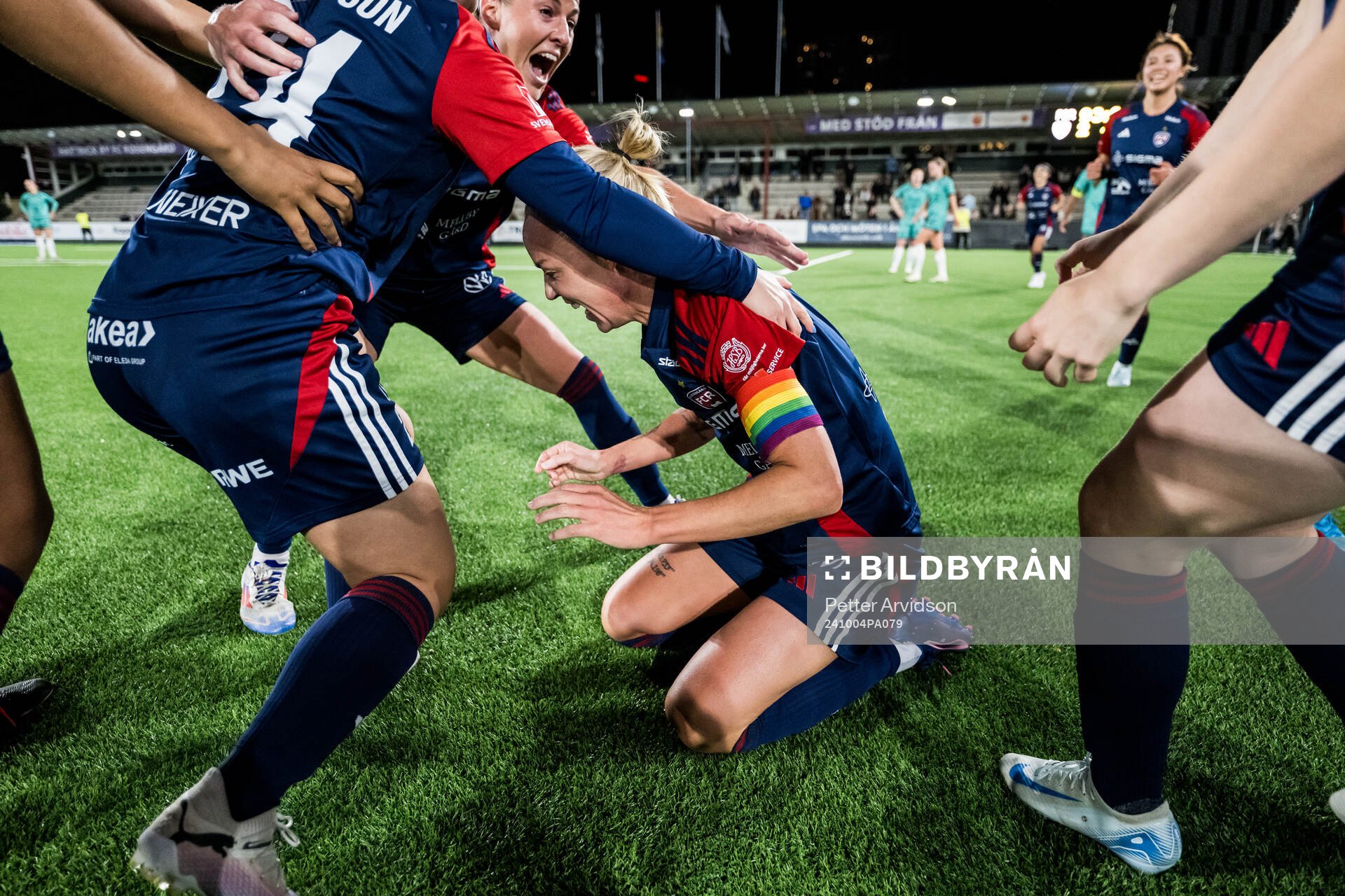 FC Rosengårds Olivia Schough och Caroline Seger jublar