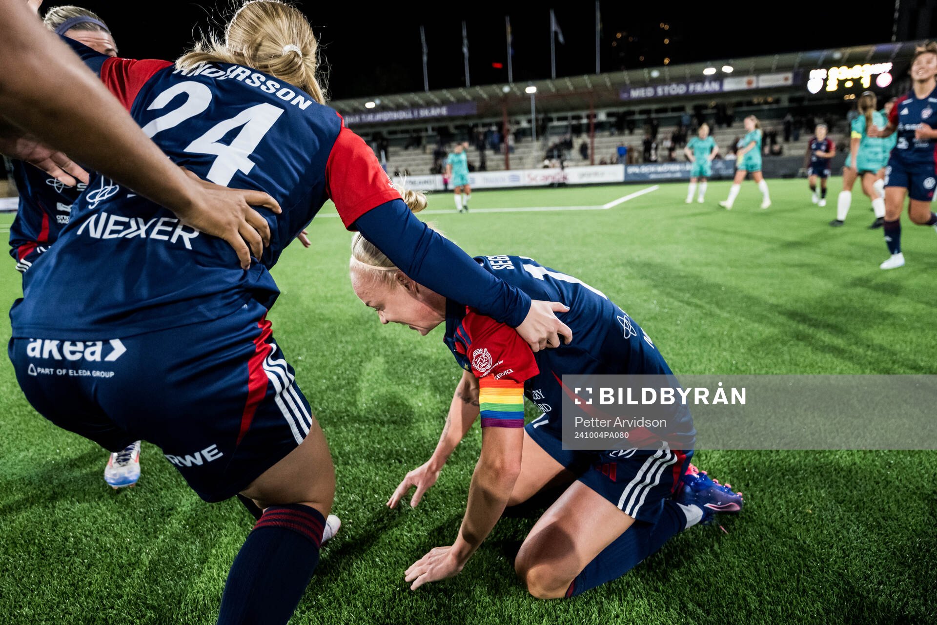 FC Rosengårds Hanna Andersson och Caroline Seger jublar