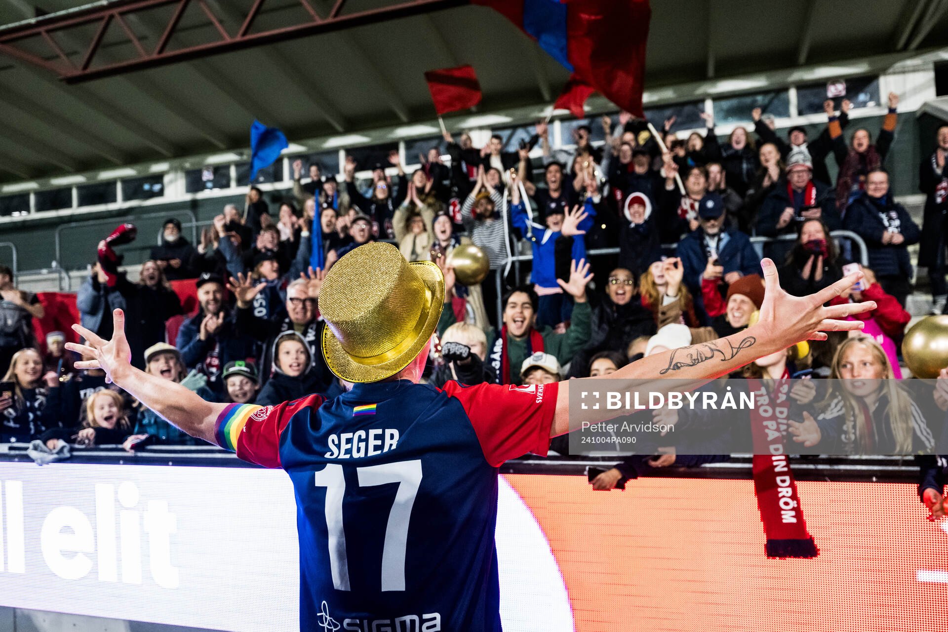 FC Rosengårds Caroline Seger jublar över SM-guldet efter fotbollsmatchen i Damallsvenskan mellan FC Rosengård och Kristianstad den 4 oktober 2024 i Malmö.