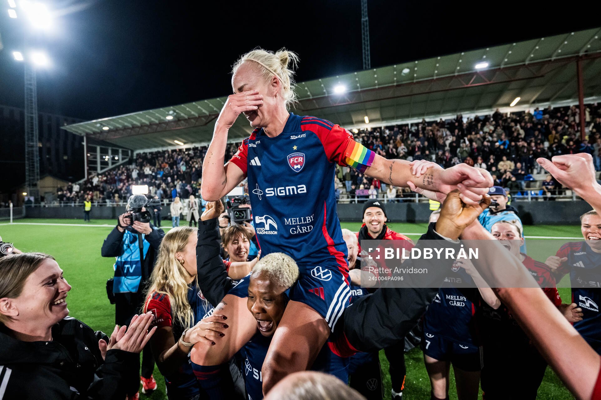 FC Rosengårds Caroline Seger jublar med lagkamrater över