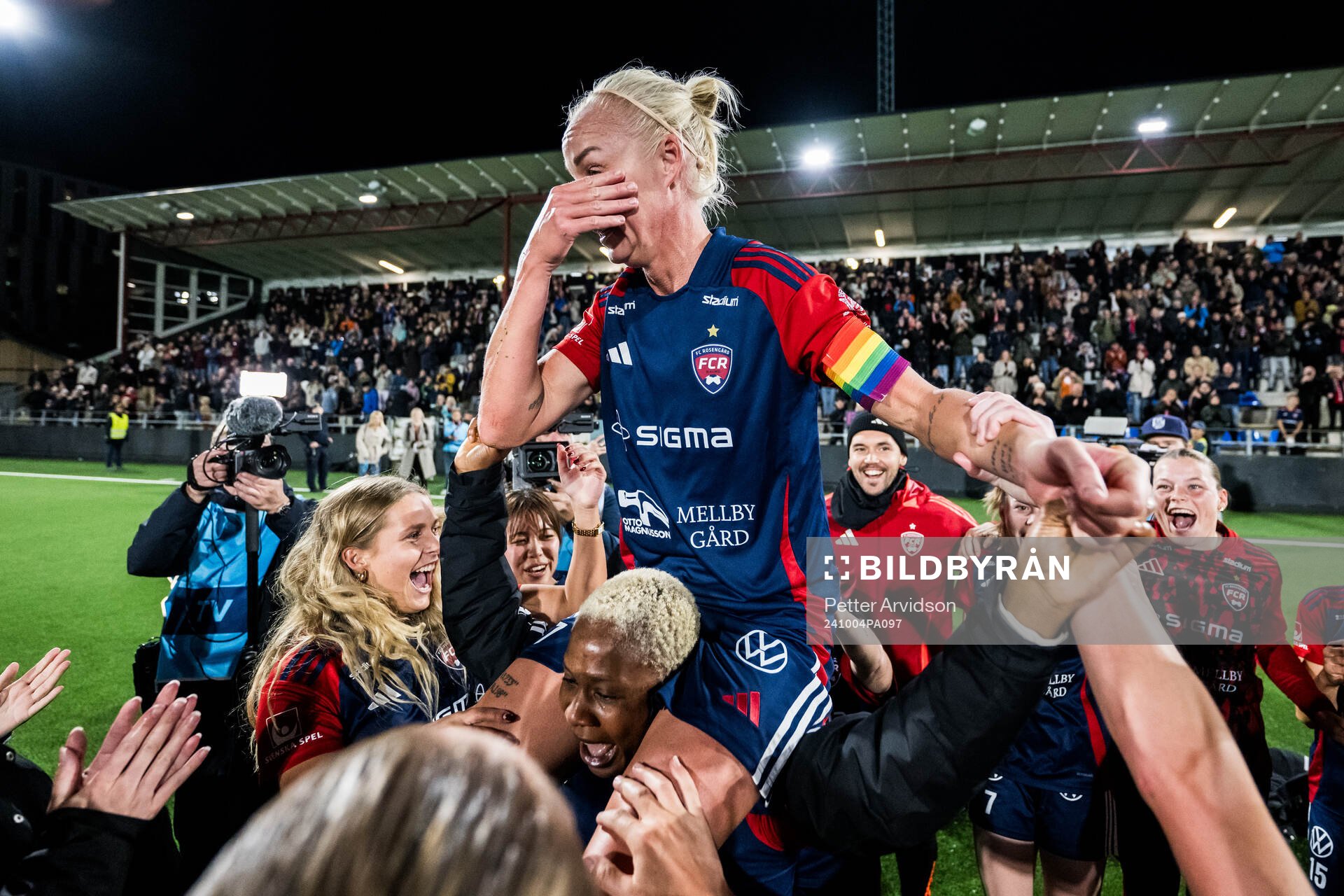 FC Rosengårds Caroline Seger jublar med lagkamrater över