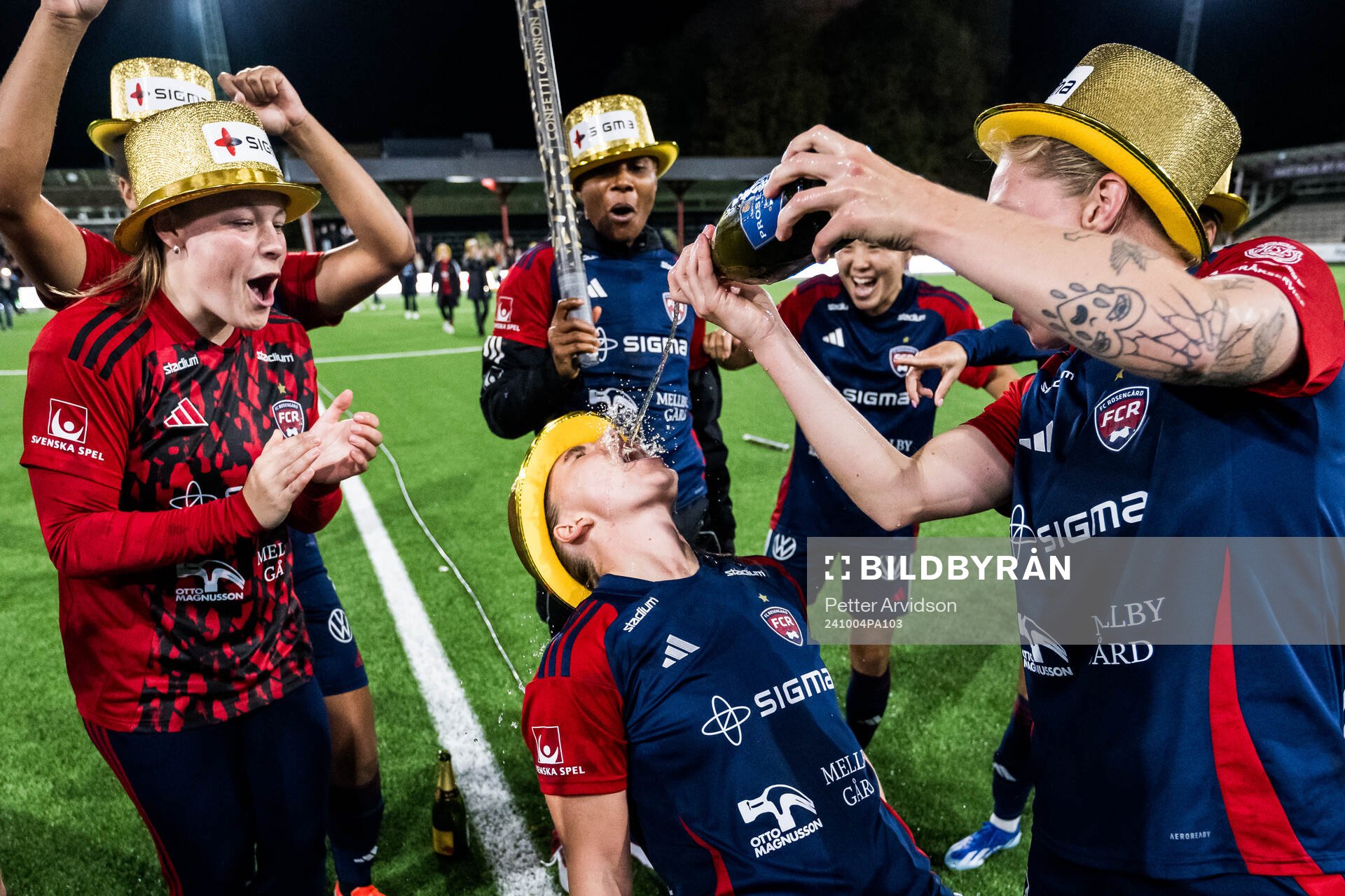 FC Rosengårds Gudrun Arnardottir och Emma Jansson jublar över SM-guldet efter fotbollsmatchen i Damallsvenskan mellan FC Rosengård och Kristianstad den 4 oktober 2024 i Malmö.