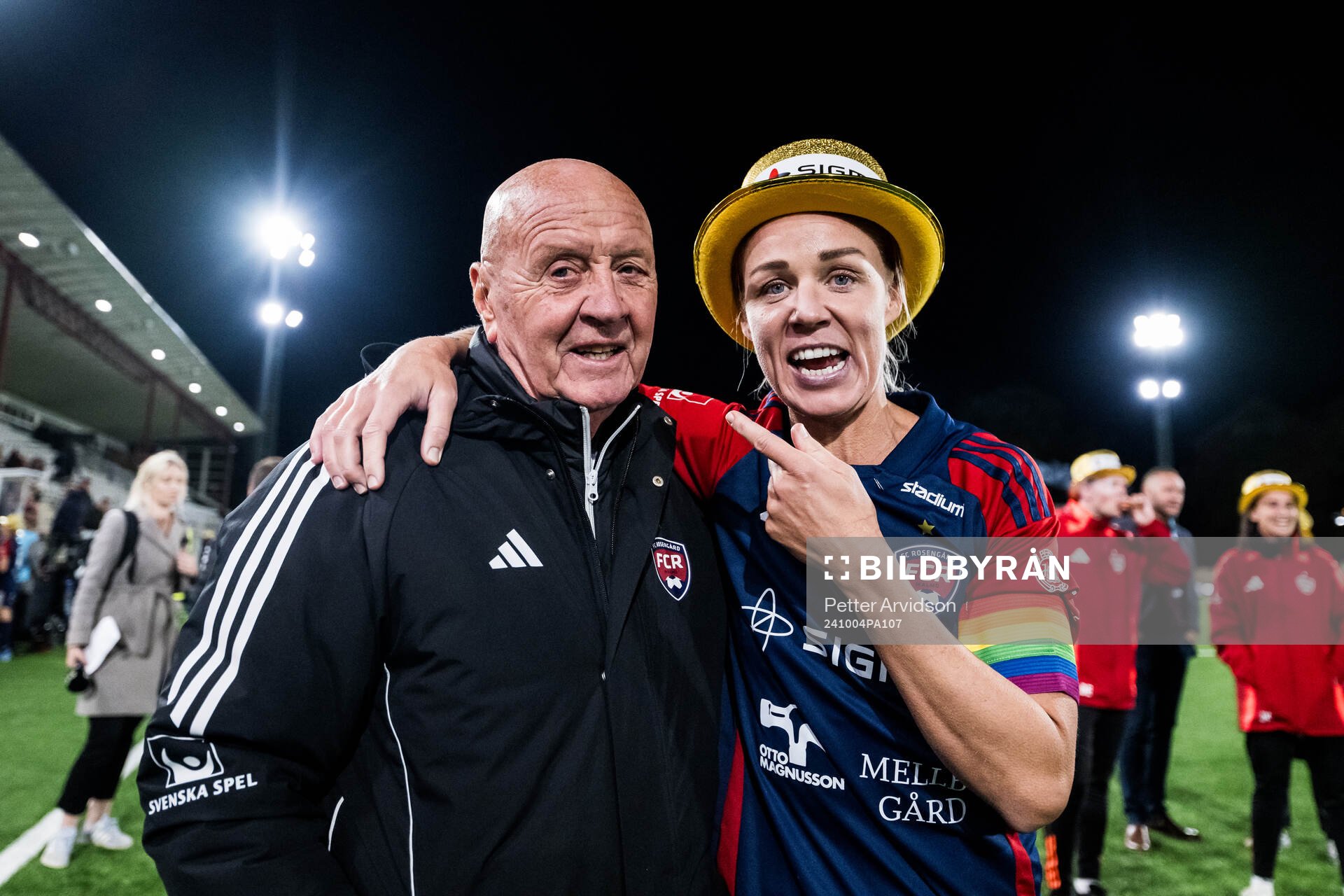 FC Rosengårds Erling Nilsson och Caroline Seger jublar över SM-guldet efter fotbollsmatchen i Damallsvenskan mellan FC Rosengård och Kristianstad den 4 oktober 2024 i Malmö.