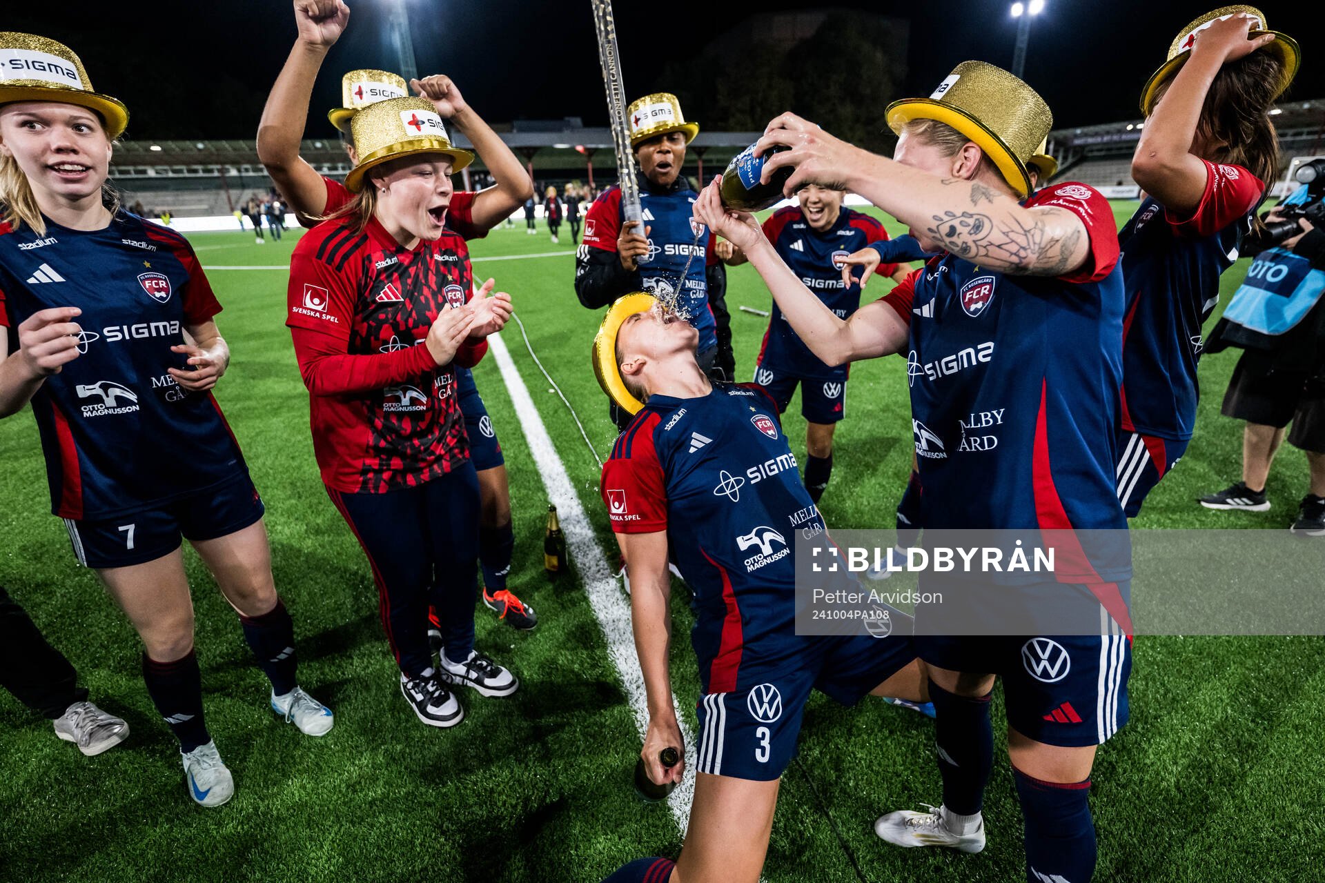 FC Rosengårds Gudrun Arnardottir och Emma Jansson jublar över SM-guldet efter fotbollsmatchen i Damallsvenskan mellan FC Rosengård och Kristianstad den 4 oktober 2024 i Malmö.