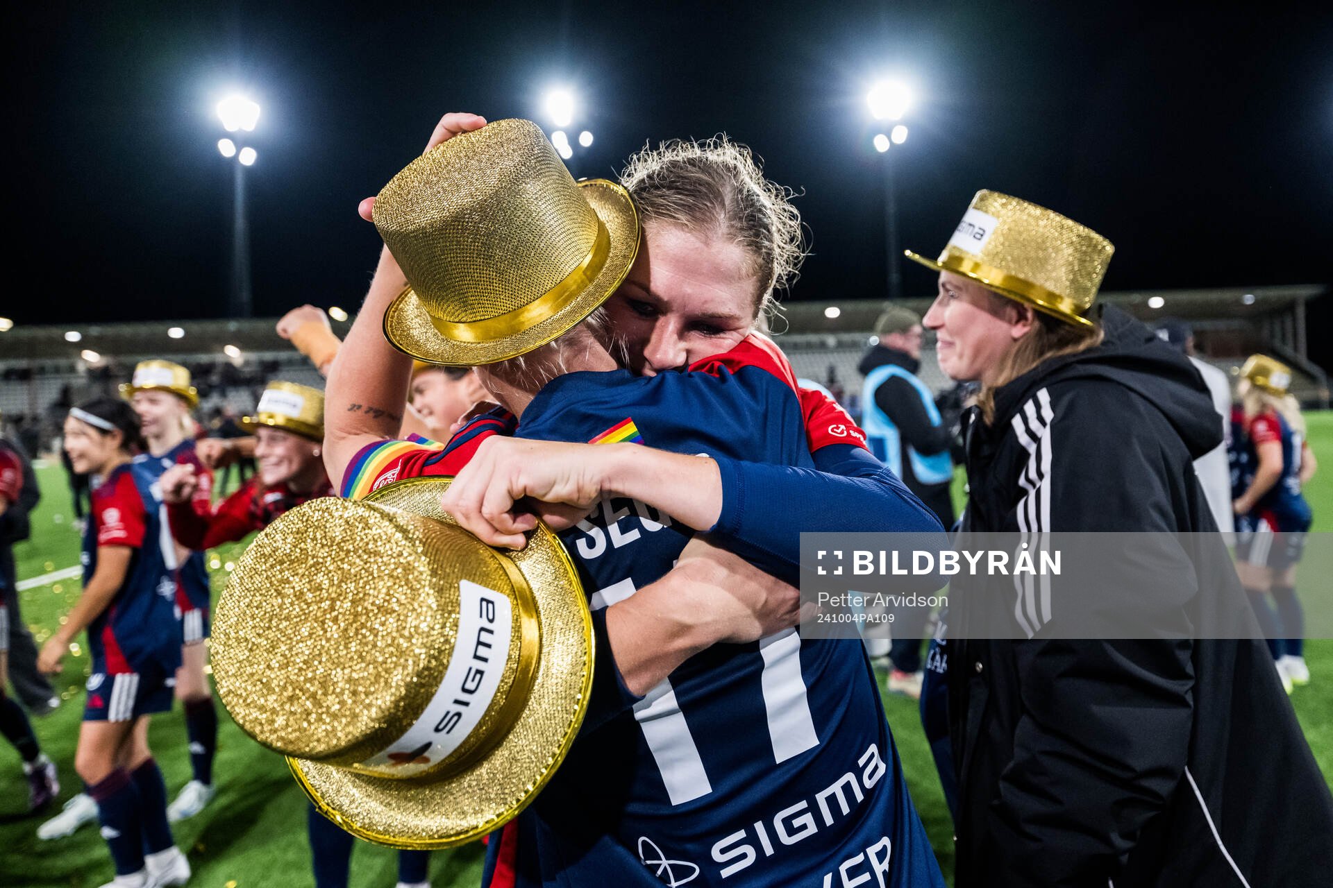 FC Rosengårds Rebecca Knaak och Caroline Seger jublar