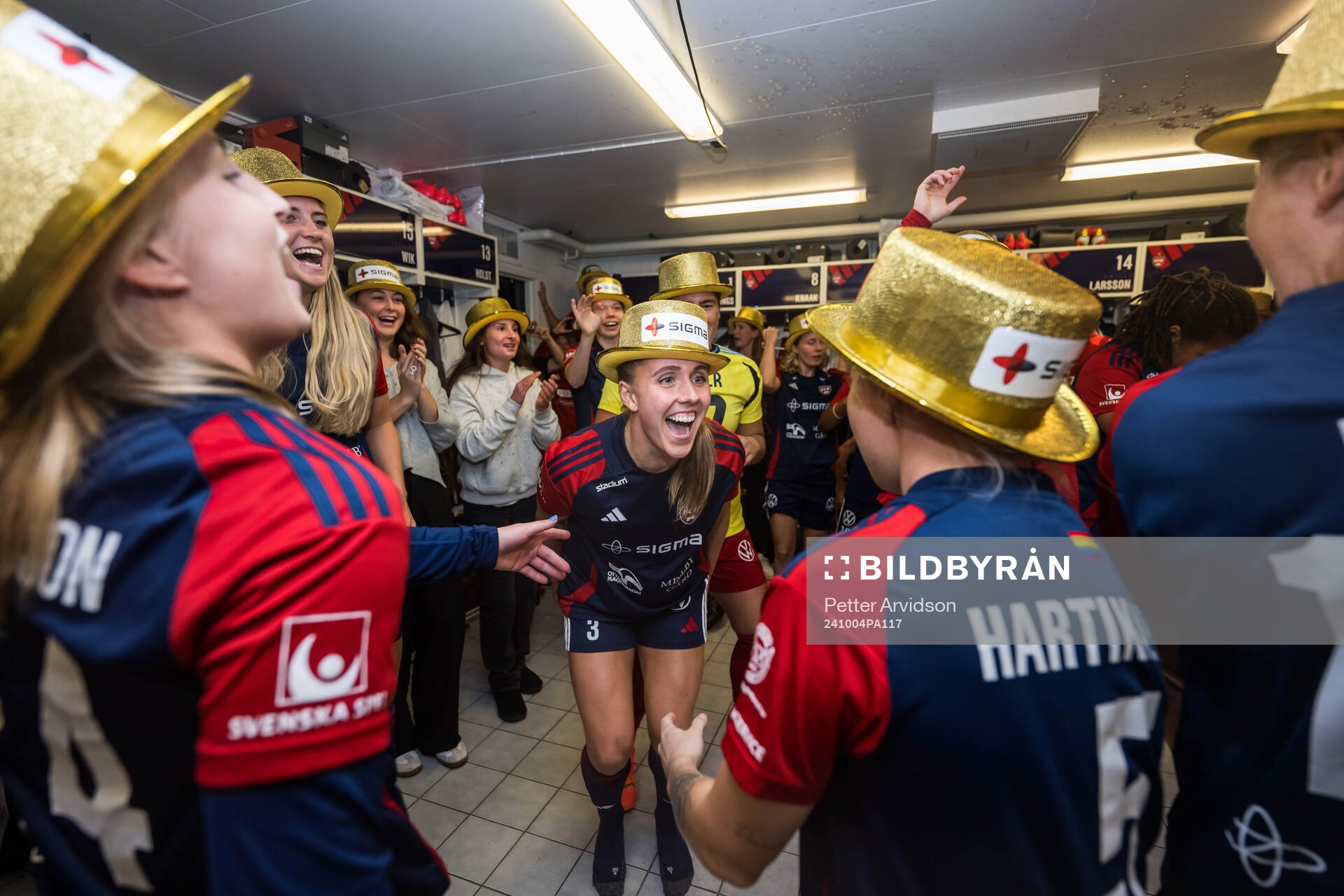 FC Rosengårds Gudrun Arnardottir jublar över SM-guldet efter fotbollsmatchen i Damallsvenskan mellan FC Rosengård och Kristianstad den 4 oktober 2024 i Malmö.