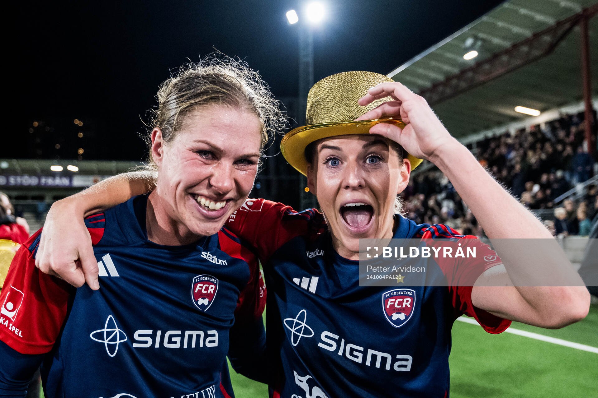 FC Rosengårds Rebecca Knaak och Olivia Schough jublar