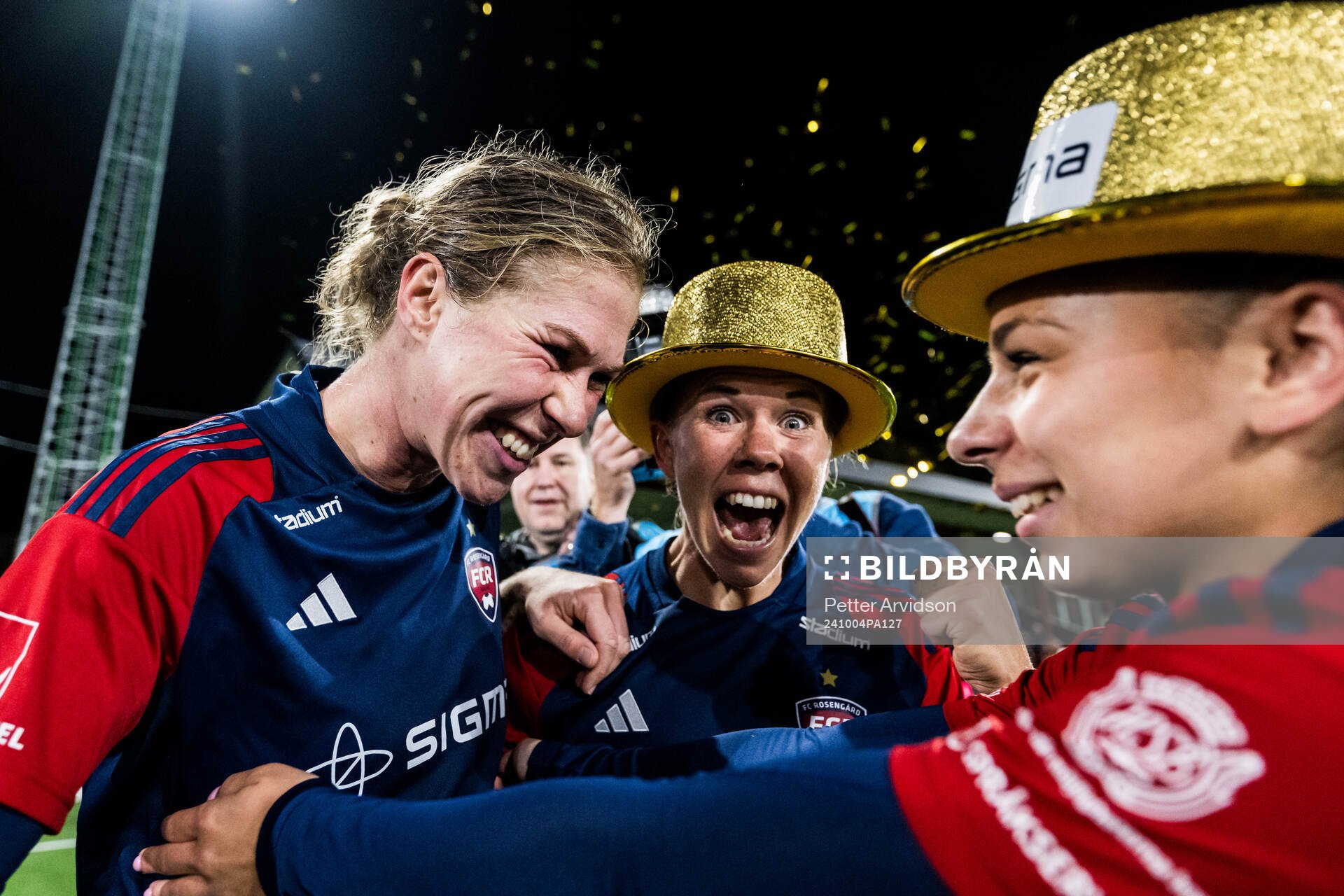 FC Rosengårds Rebecca Knaak och Olivia Schough jublar