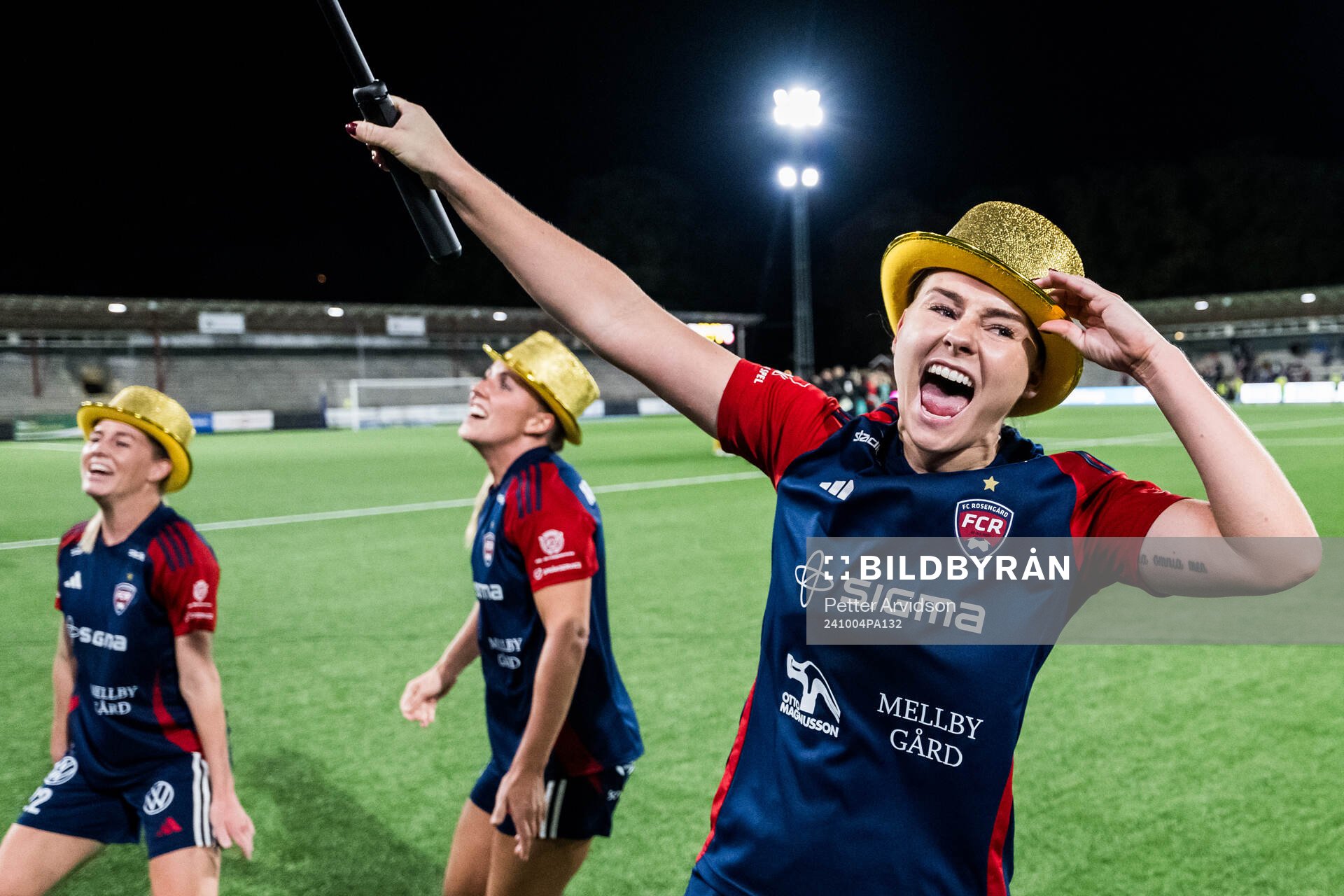 FC Rosengårds Emma Jansson och Rebecca Knaak jublar över