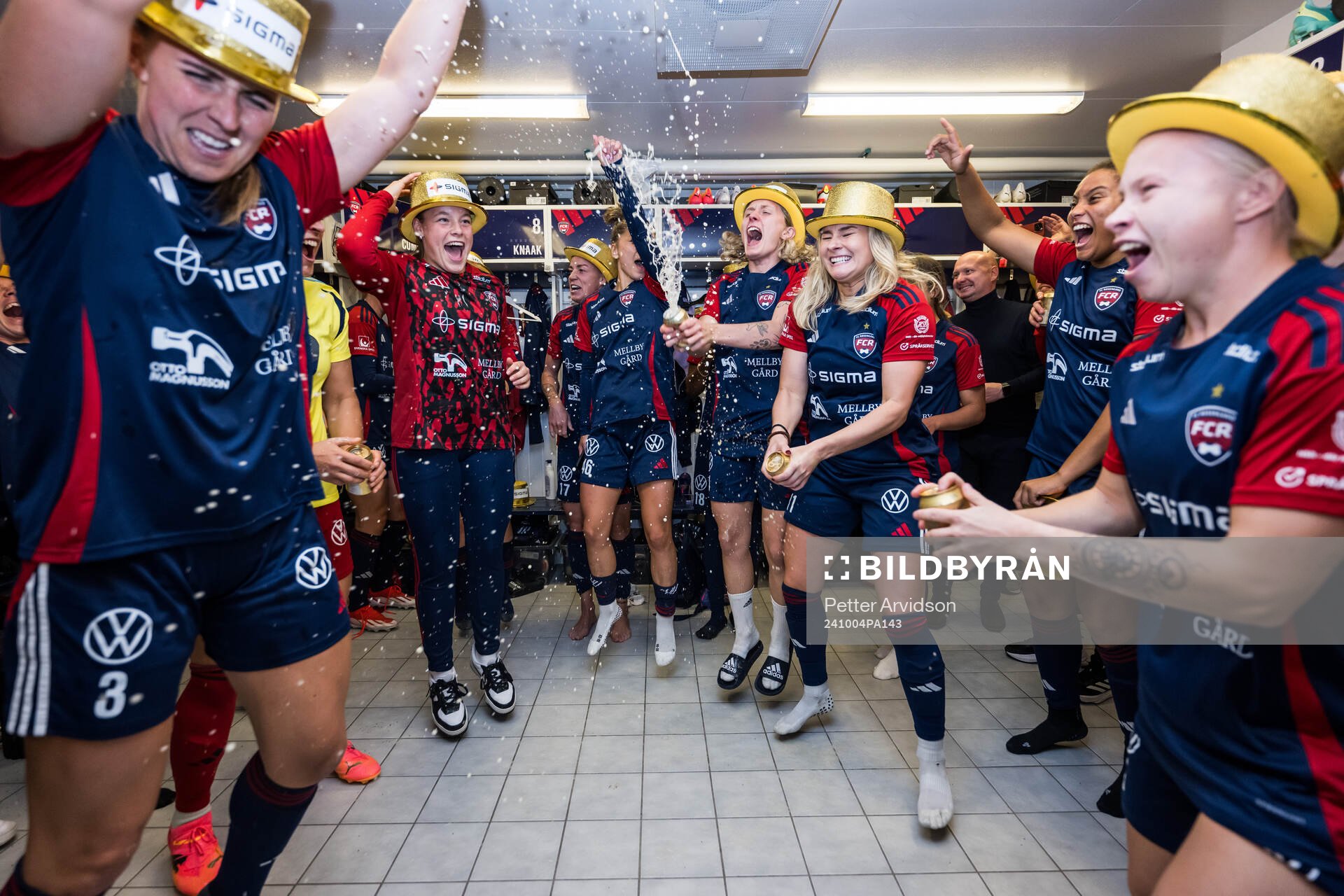 FC Rosengårds Emma Jansson jublar över SM-guldet efter fotbollsmatchen i Damallsvenskan mellan FC Rosengård och Kristianstad den 4 oktober 2024 i Malmö.