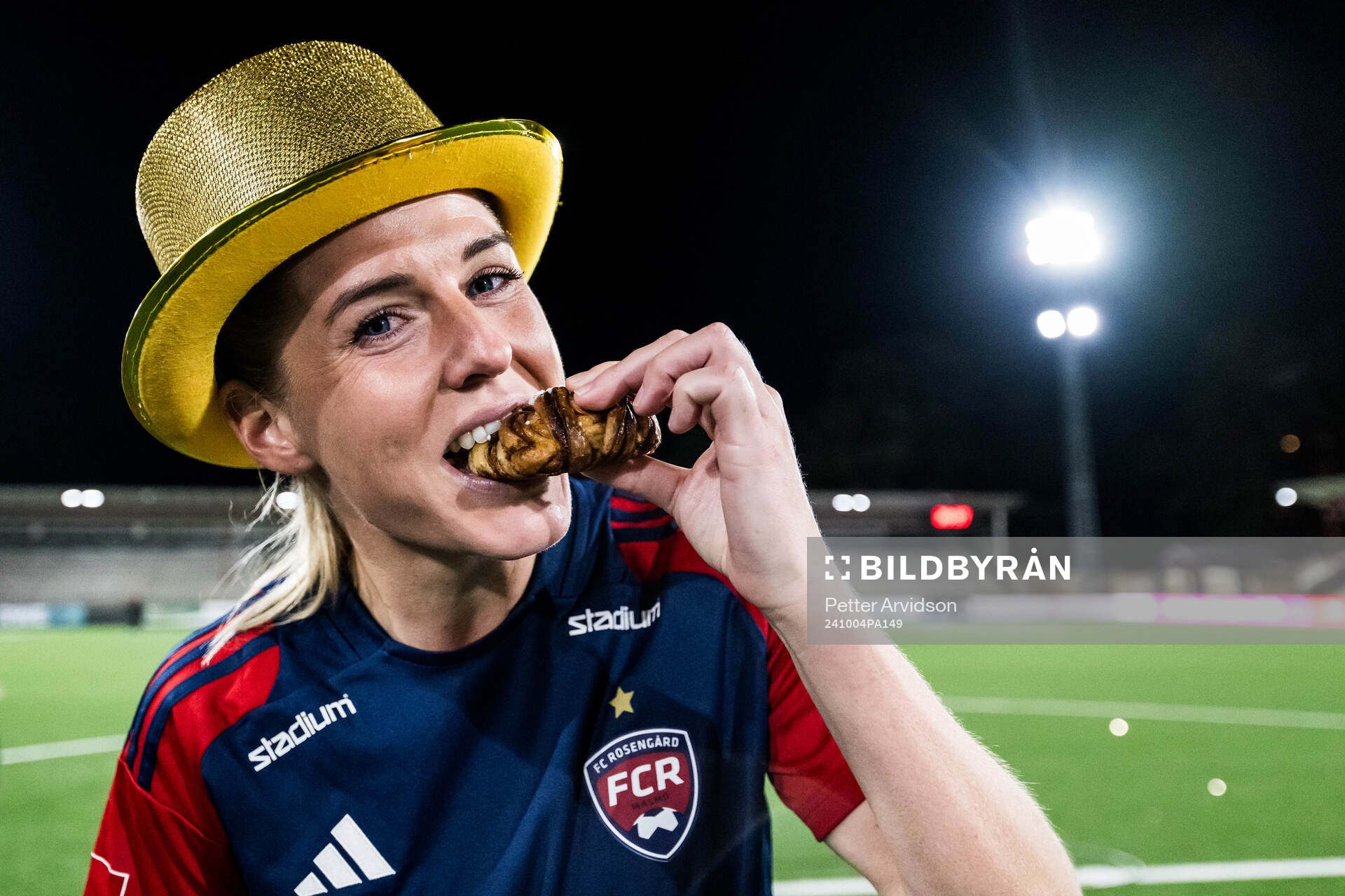 FC Rosengårds Olivia Schough äter kanelbulle och jublar