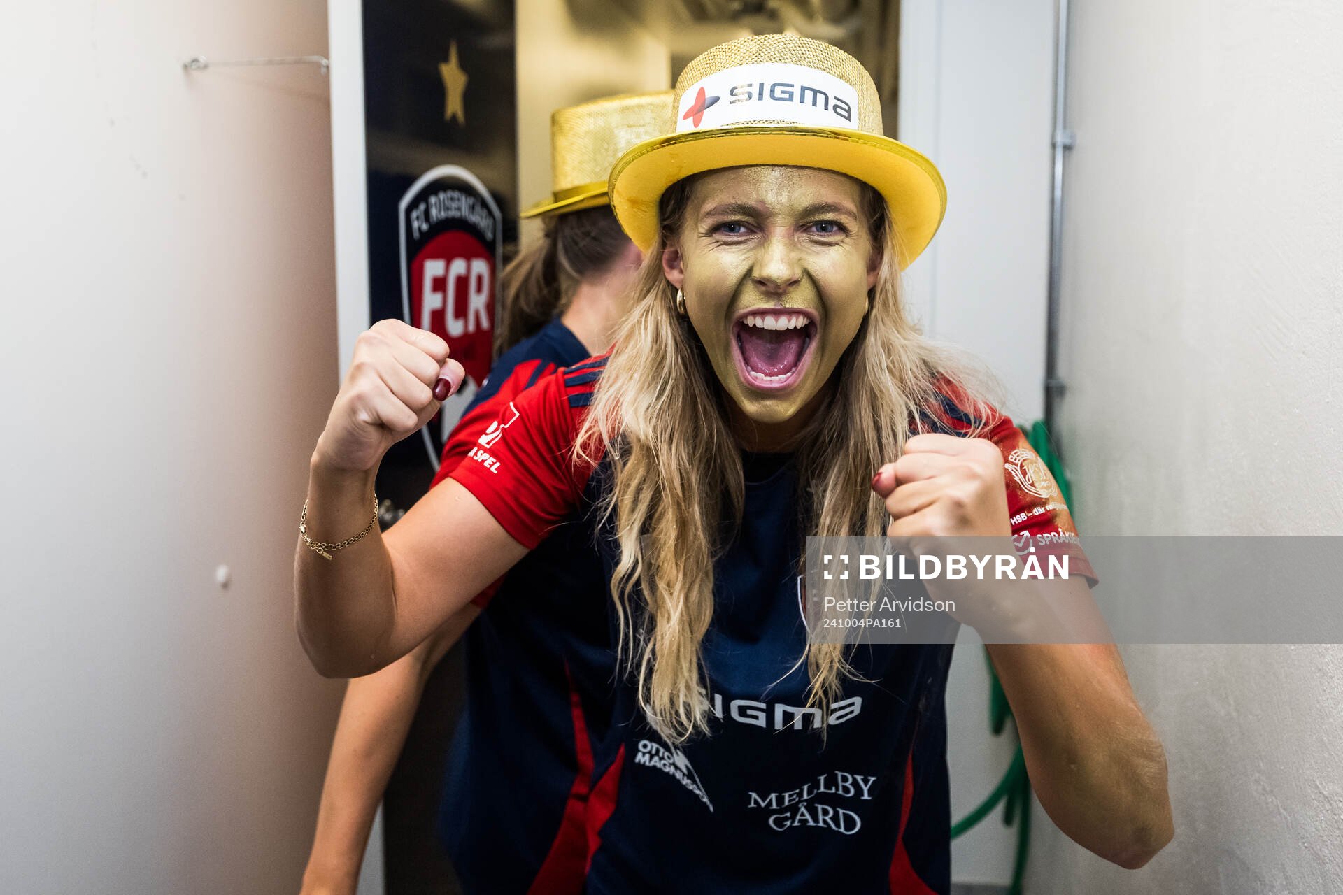 FC Rosengårds Olivia Holdt jublar över SM-guldet med