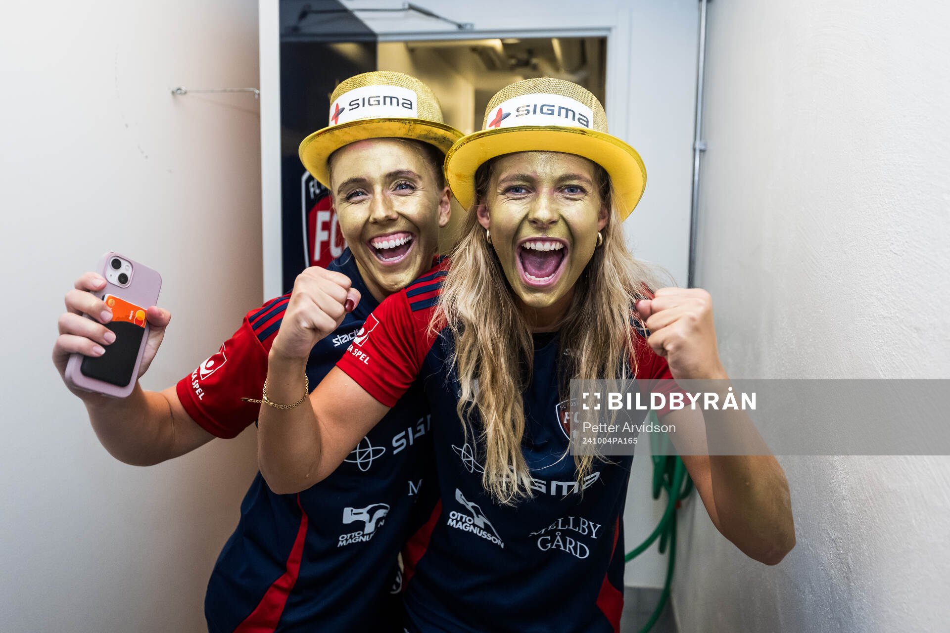 FC Rosengårds Gudrun Arnardottir och Olivia Holdt jublar