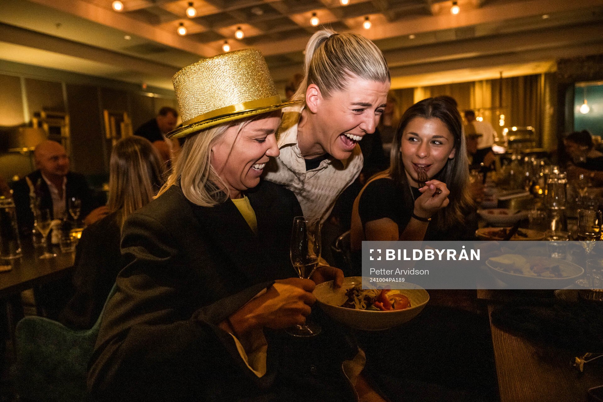 FC Rosengårds Caroline Seger och Olivia Schough på guldfesten efter fotbollsmatchen i Damallsvenskan mellan FC Rosengård och Kristianstad den 4 oktober 2024 i Malmö.