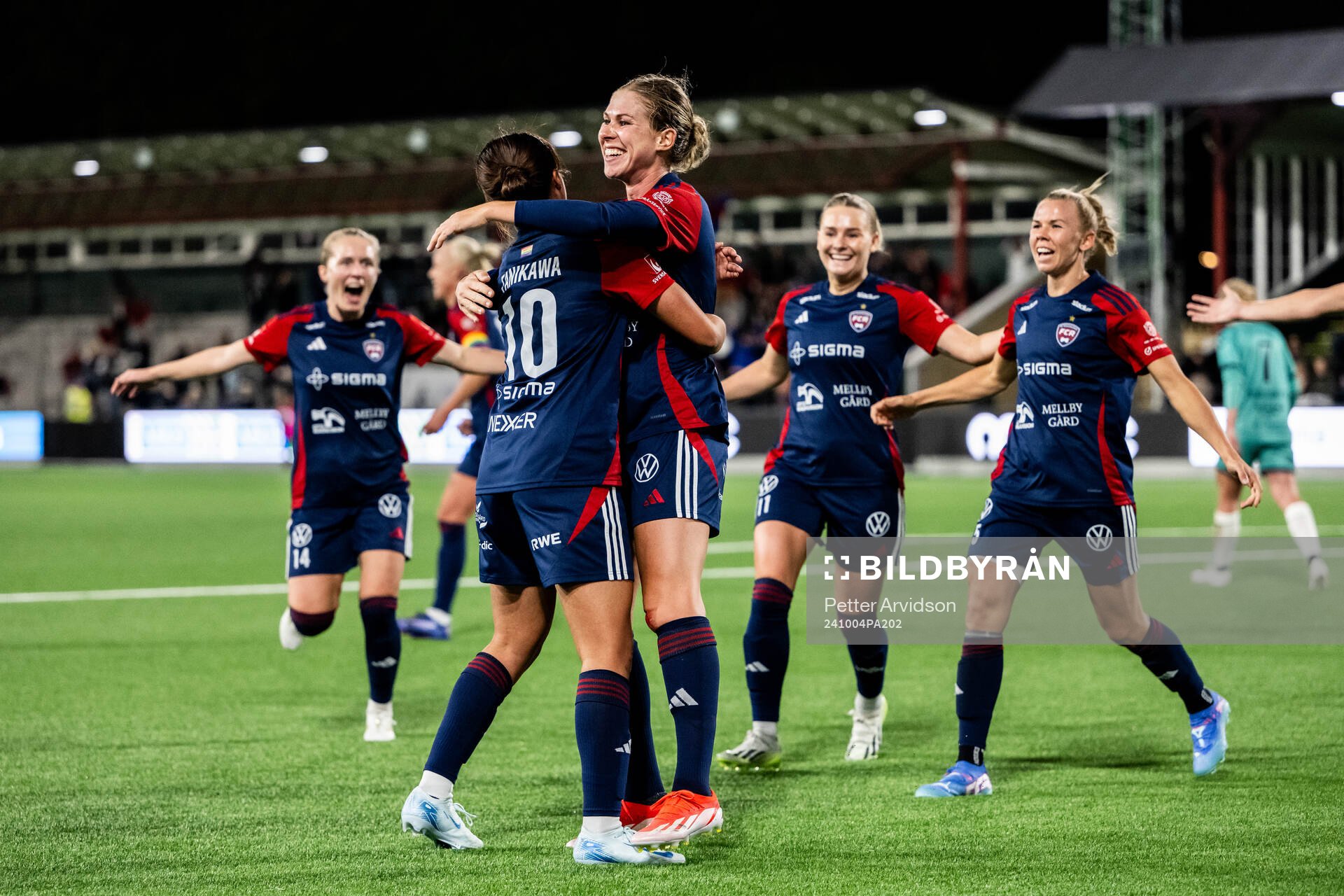 FC Rosengårds Rebecca Knaak jublar med Momoko Tanikawa