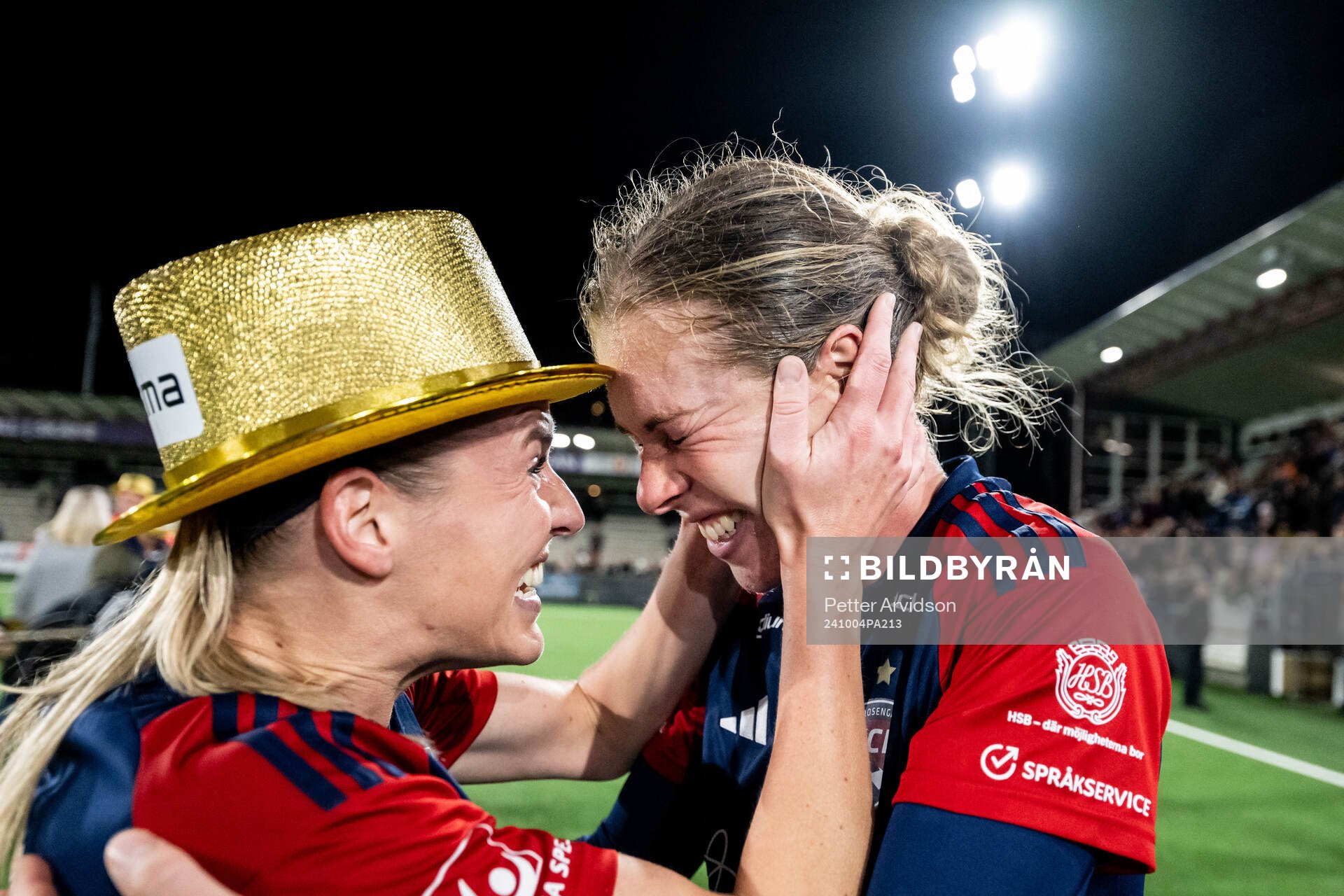 FC Rosengårds Olivia Schough och Rebecca Knaak jublar