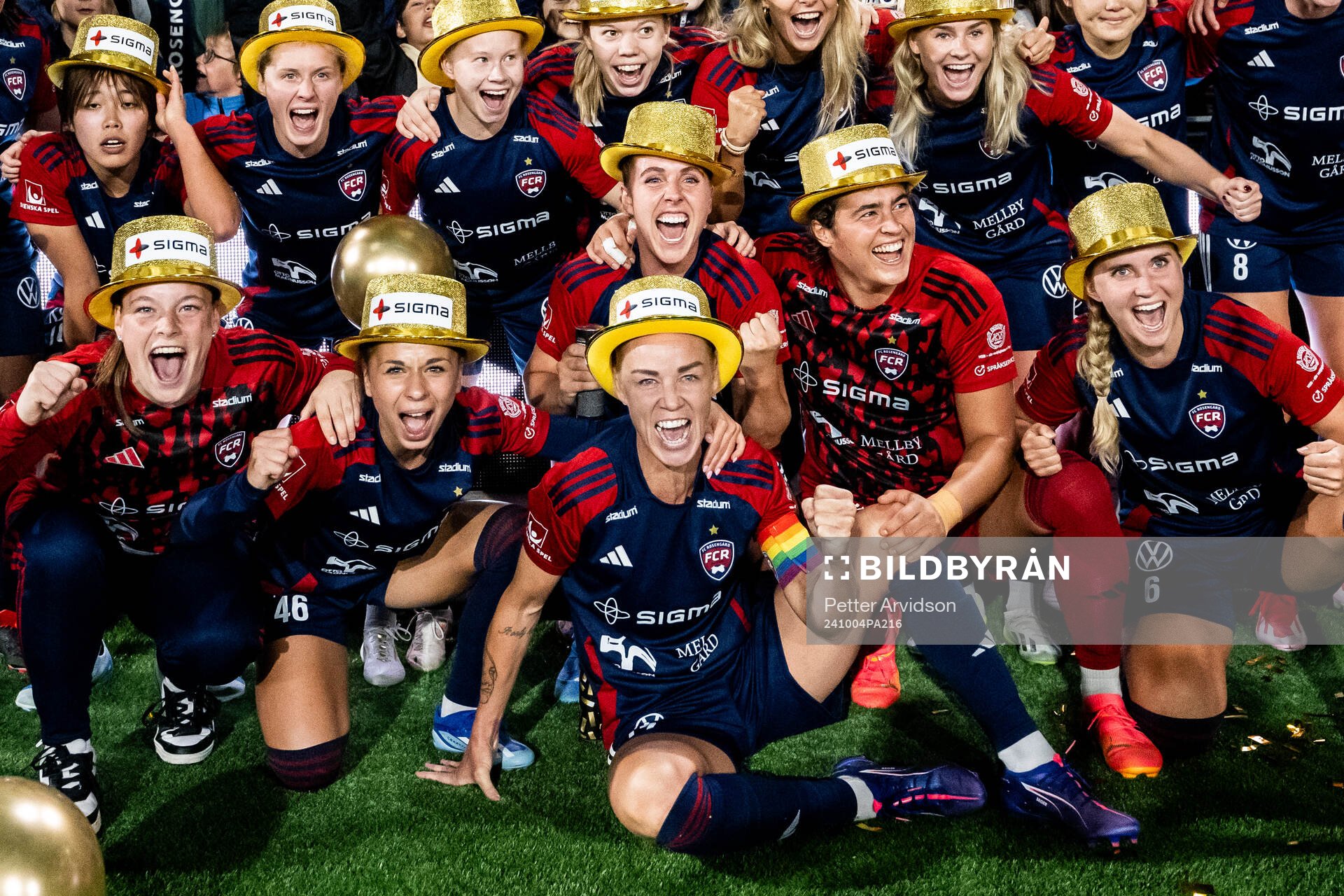 FC Rosengårds spelare med Caroline Seger (m) jublar efter fotbollsmatchen i Damallsvenskan mellan FC Rosengård och Kristianstad den 4 oktober 2024 i Malmö.