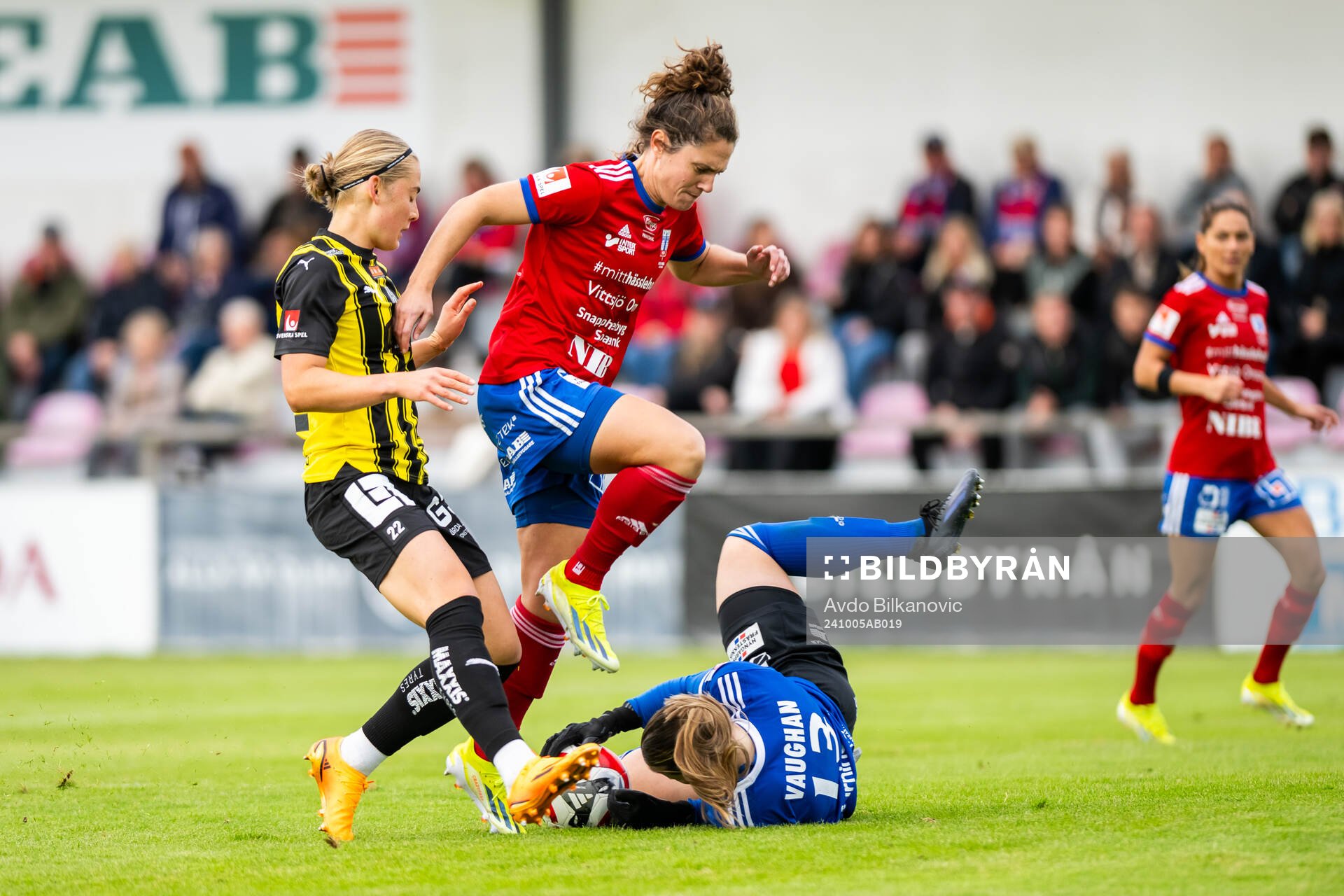 Häckens Paulina Nyström framför Vittsjös målvakt Elin