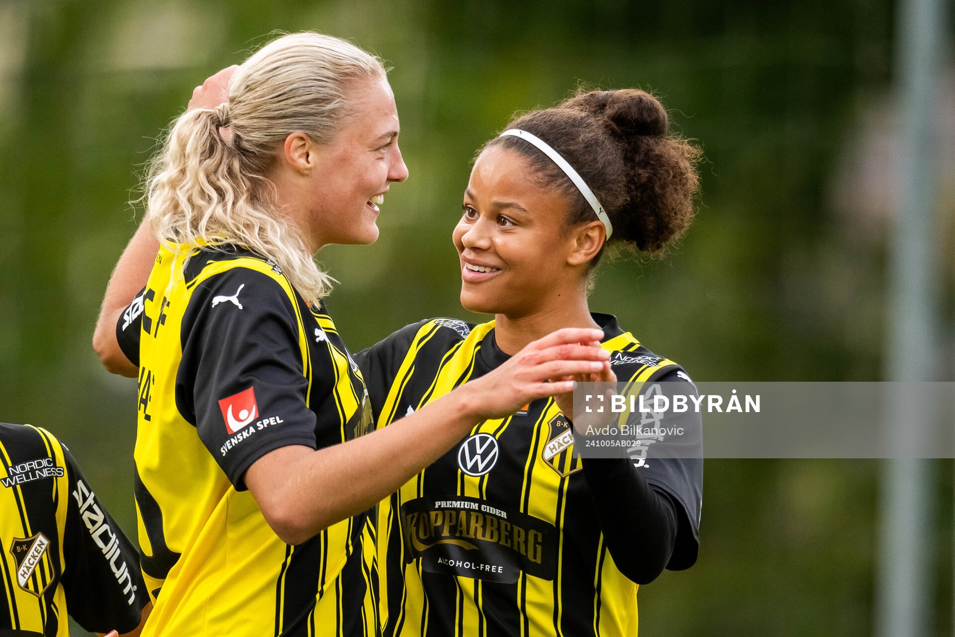 Häckens Elma Junttila Nelhage och Felicia Schröder jublar