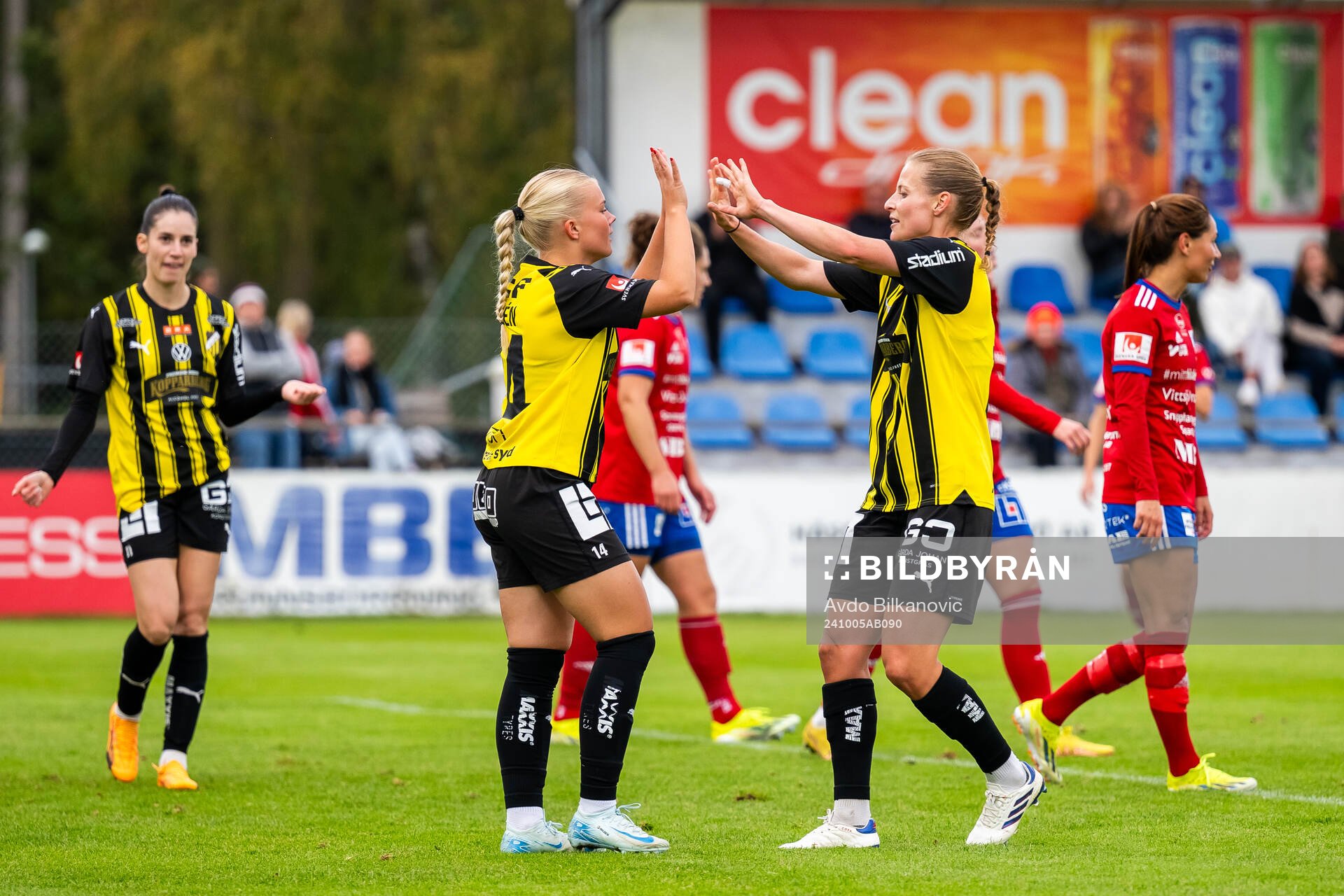 Häckens Matilda Nildén och Anna Anvegård jublar