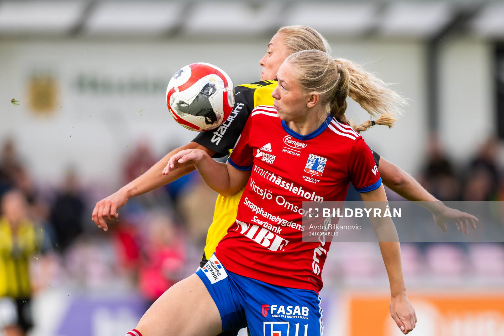 Vittsjös Cajsa Rubensson och Häckens Elma Junttila Nelhage under fotbollsmatchen i Damallsvenskan mellan Vittsjö och Häcken den 5 oktober 2024 i Vittsjö. 