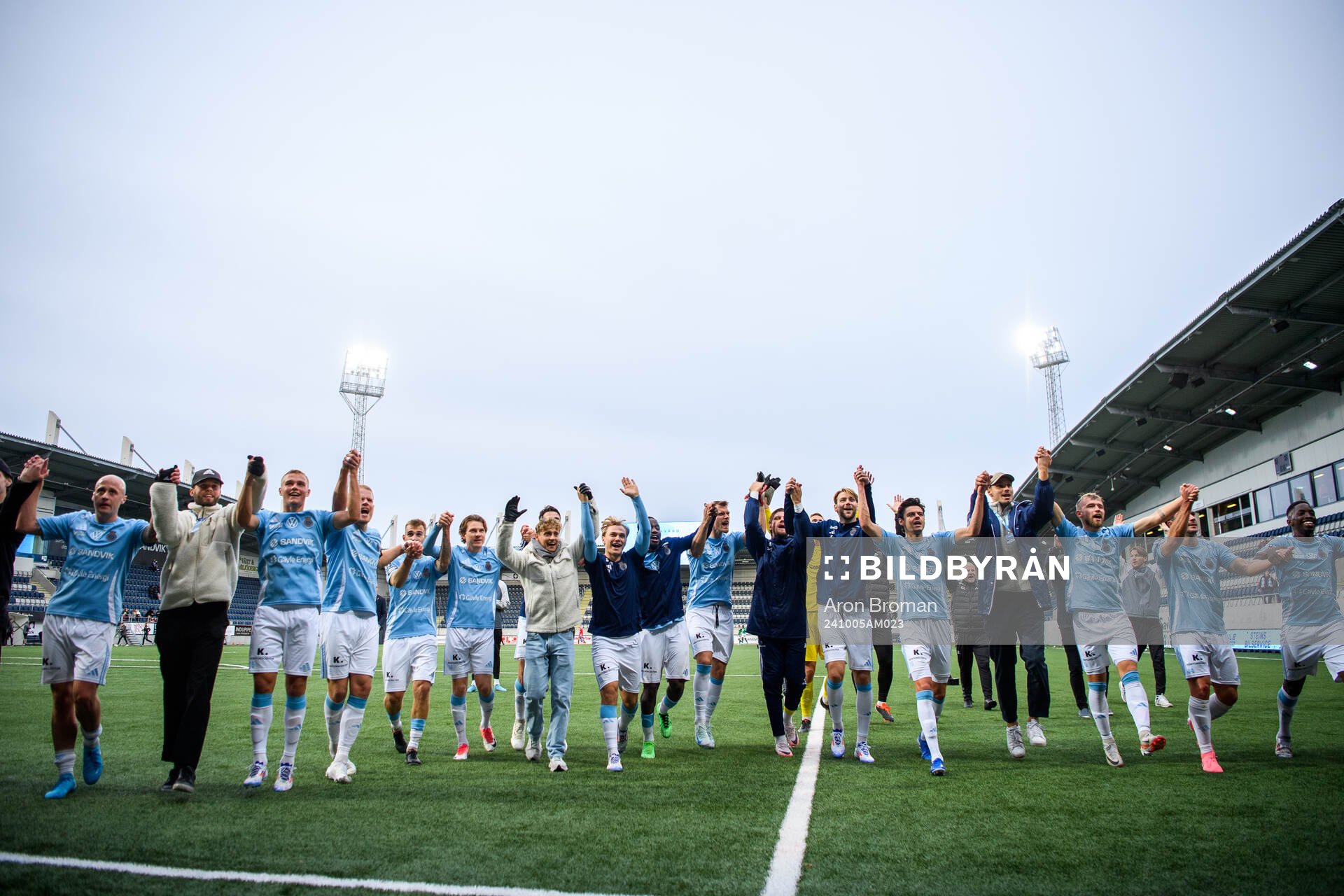 Gefles spelare jublar efter fotbollsmatchen i Superettan mellan Gefle och Brage den 5 oktober 2024 i Gävle. 