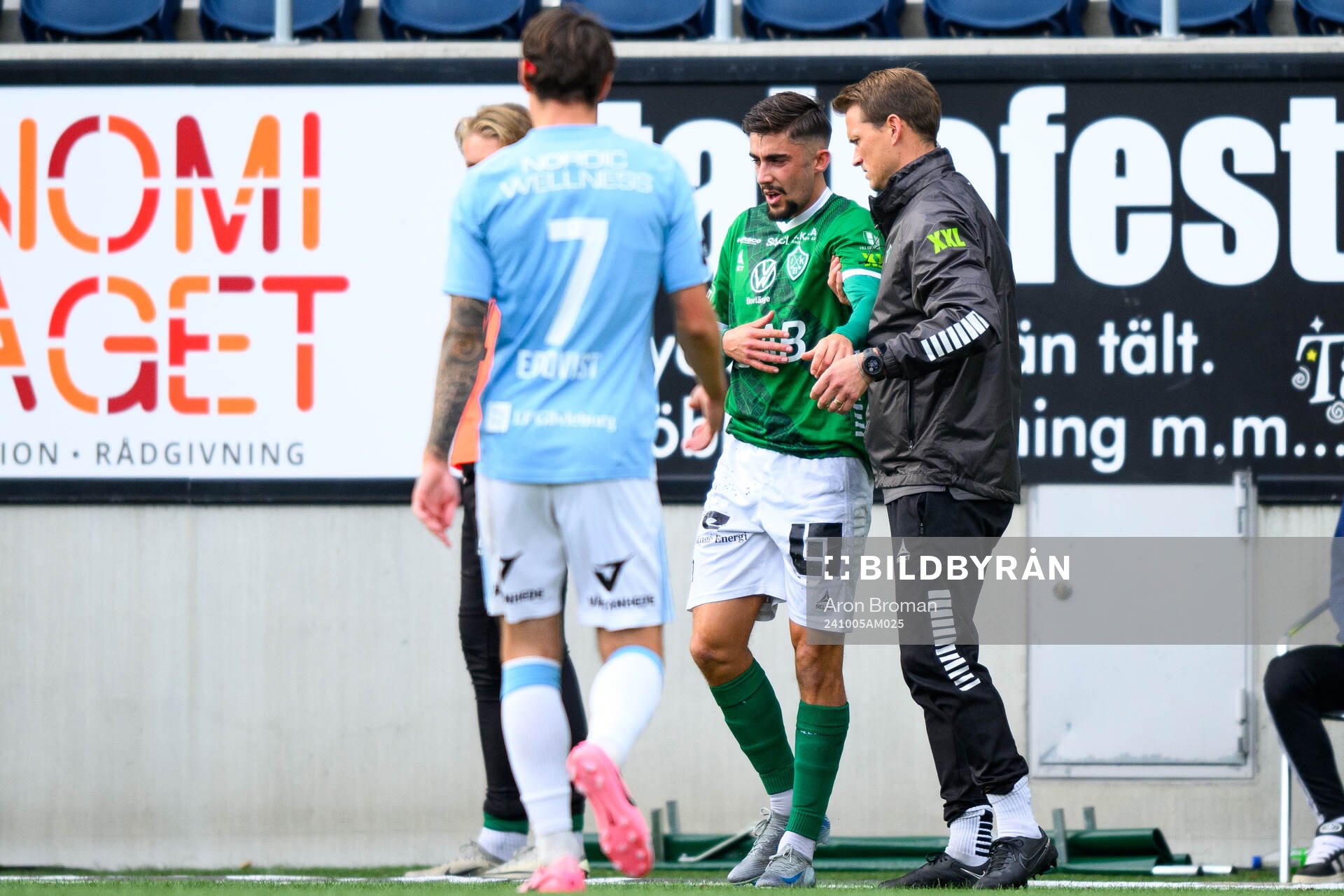 Brages Emil Tot Wikström lämnar planen skadad