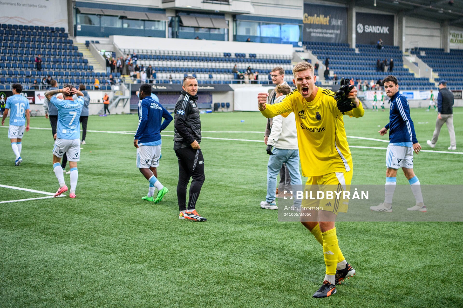 Gefles målvakt Mathias Nilsson jublar