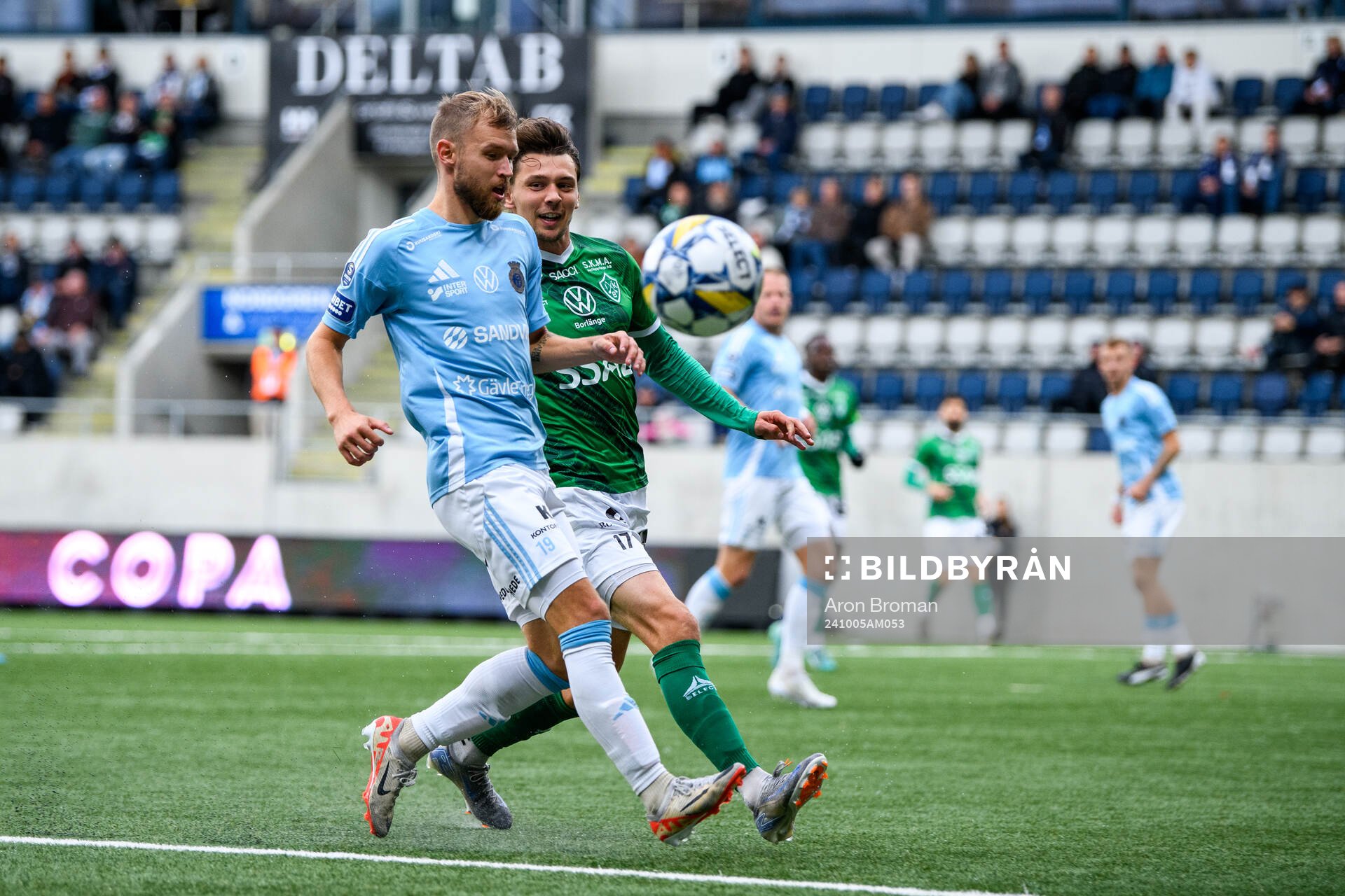 Gefles Christoffer Aspgren och Brages Pontus Jonsson under fotbollsmatchen i Superettan mellan Gefle och Brage den 5 oktober 2024 i Gävle. 