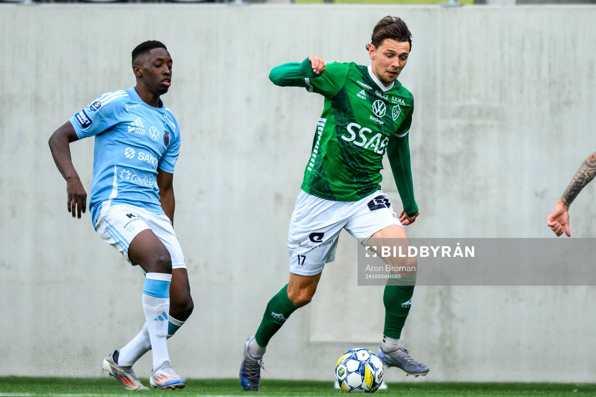 Gefles Samouil Izountouemoi och Brages Pontus Jonsson under fotbollsmatchen i Superettan mellan Gefle och Brage den 5 oktober 2024 i Gävle. 