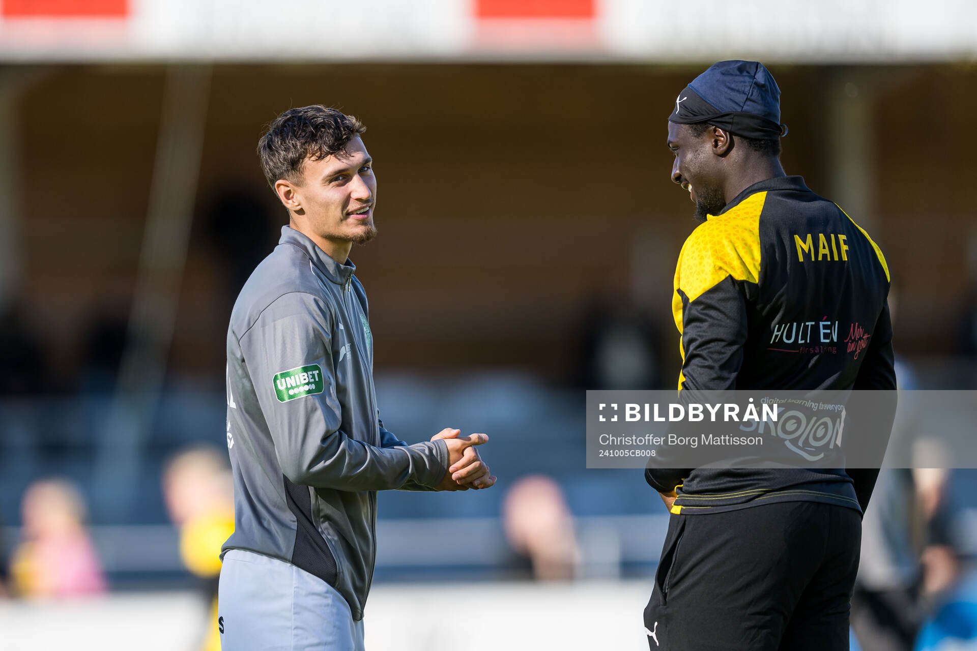 Västerås Camil Jebara och Mjällbys Seedy Imam Jagne inför fotbollsmatchen i Allsvenskan mellan Mjällby och Västerås den 5 oktober 2024 i Hällevik.