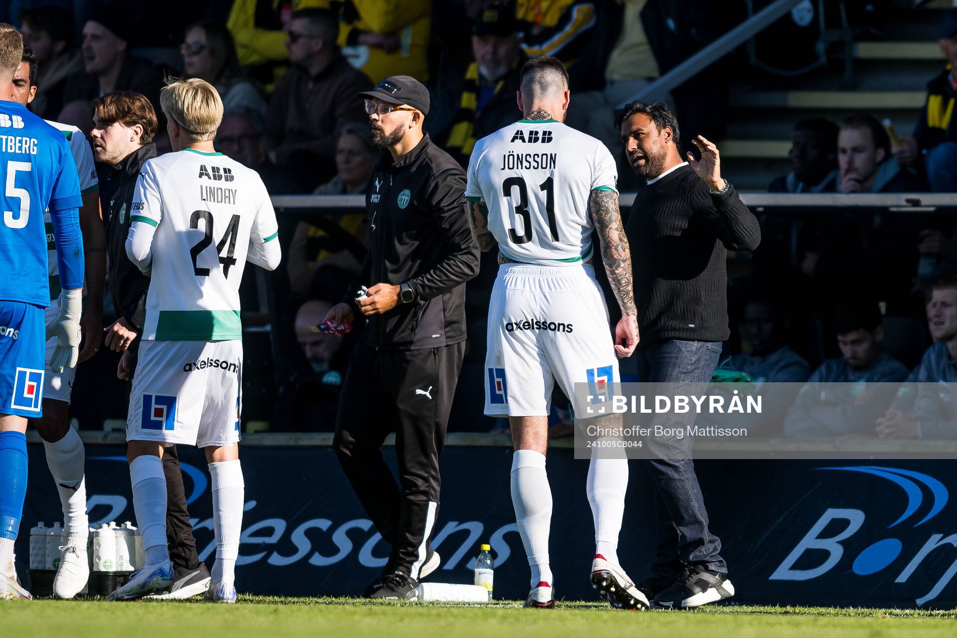Västerås Isak Jönsson och tränare Kalle Karlsson under fotbollsmatchen i Allsvenskan mellan Mjällby och Västerås den 5 oktober 2024 i Hällevik.
