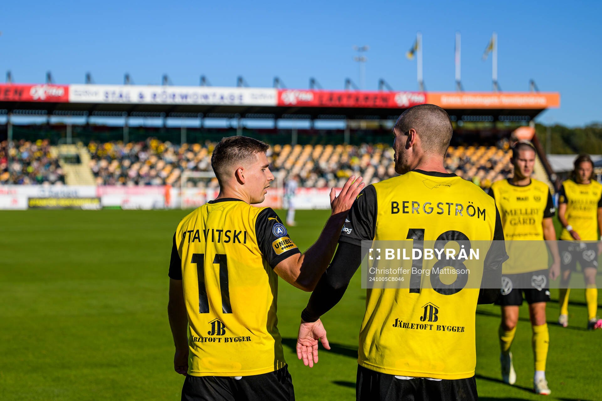 Mjällbys Timo Stavitski och Jacob Bergström jublar