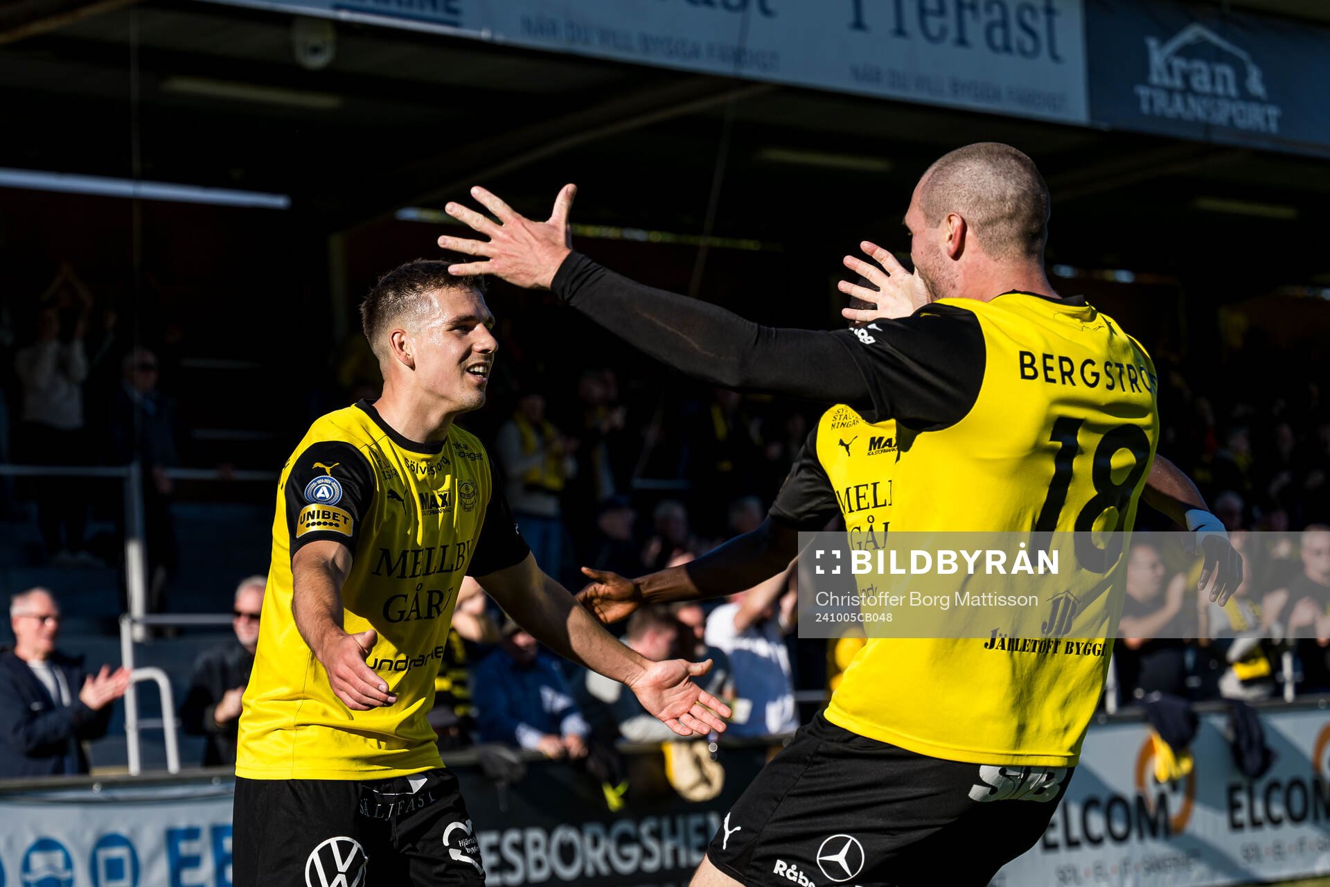 Mjällbys Timo Stavitski och Jacob Bergström jublar